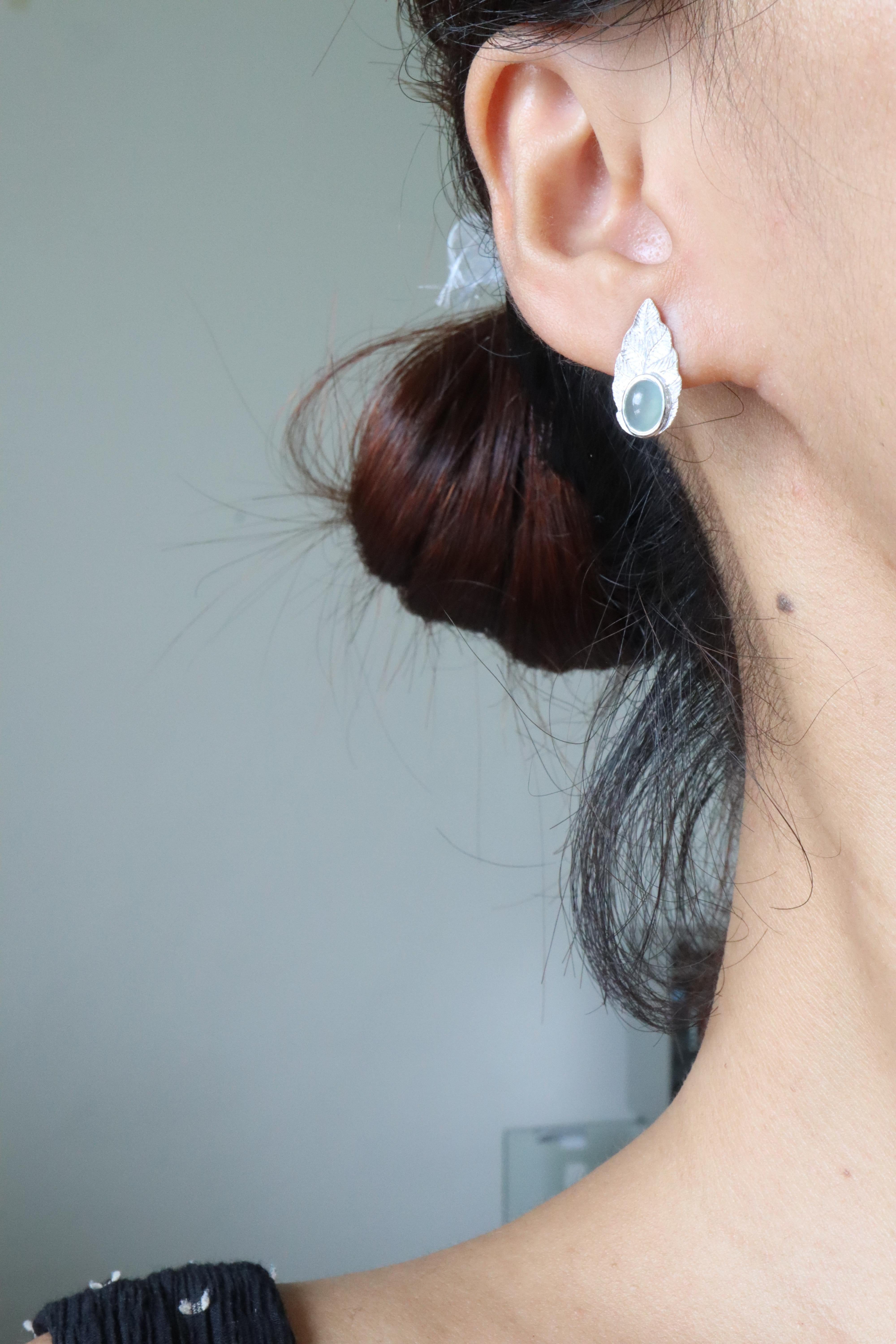 Textured Gold Leaf Stud Earrings with Burmese Natural Type A Jade by Burma JARS In New Condition For Sale In Singapore, SG