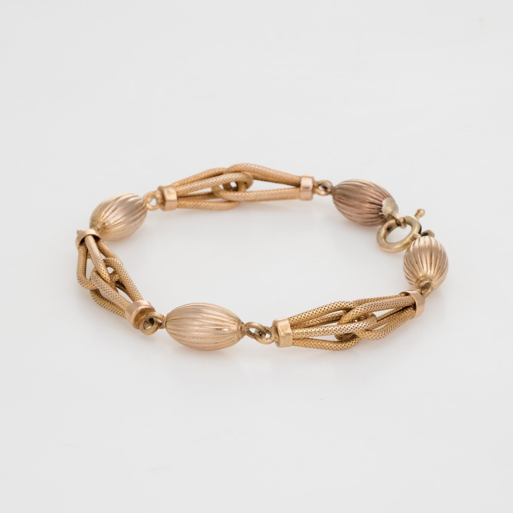 Finely detailed vintage gold link bracelet (circa 1950s to 1960s), crafted in 9k yellow gold. 

An alternating pattern of fluted tubular links with textured diamond patterned conjoined links offers a striking look. Weighing 13.1 grams of 9 karat