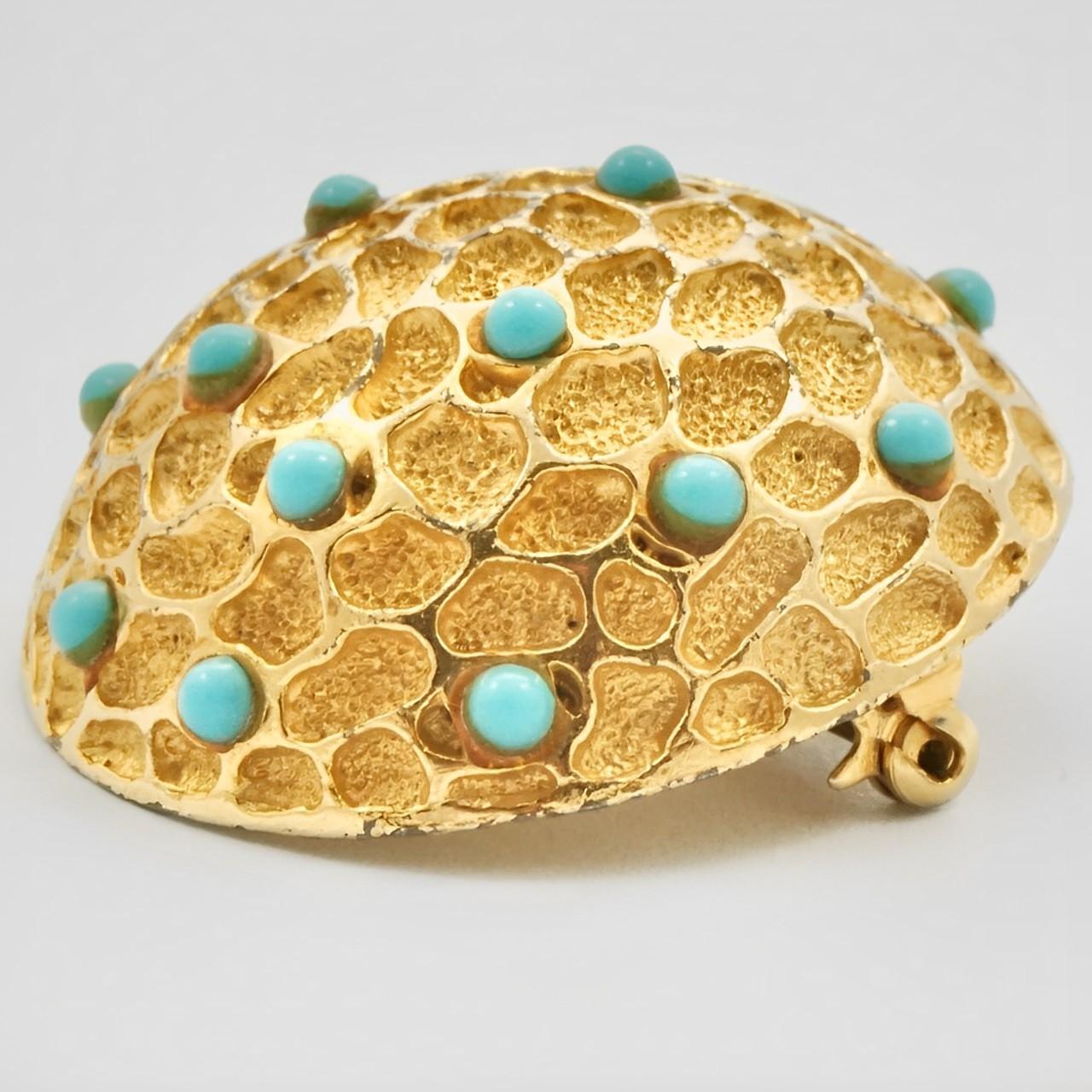 Textured Gold Plated Faux Turquoise Glass Dome Brooch circa 1970s In Good Condition For Sale In London, GB