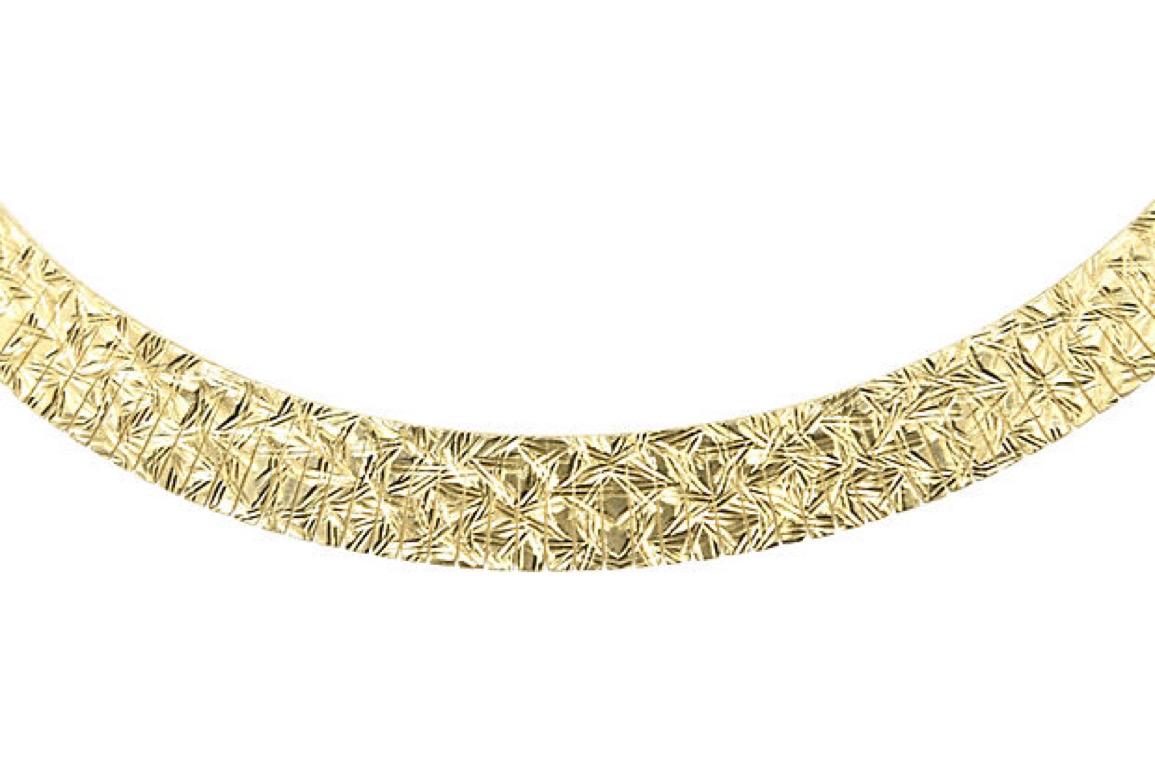 Fantastica collana italiana in argento placcato oro in stile Cleopatra, composta da colonne rettangolari graduate. L'incisione è molto stilizzata. La collana è contrassegnata dal marchio 925 Italy per l'argento sterling. C'è anche un segno