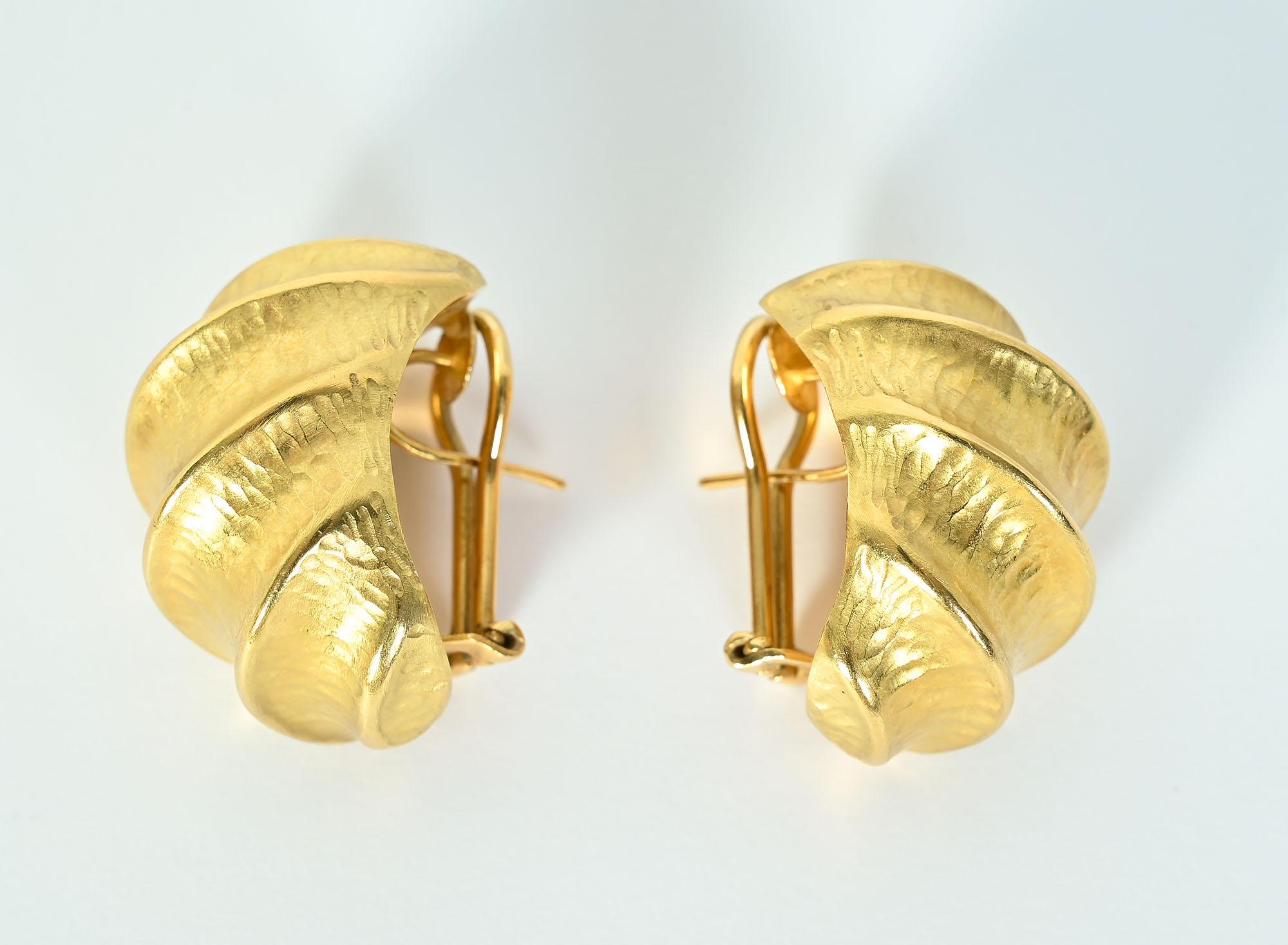 Shrimp-Ohrringe aus strukturiertem Gold (Zeitgenössisch) im Angebot