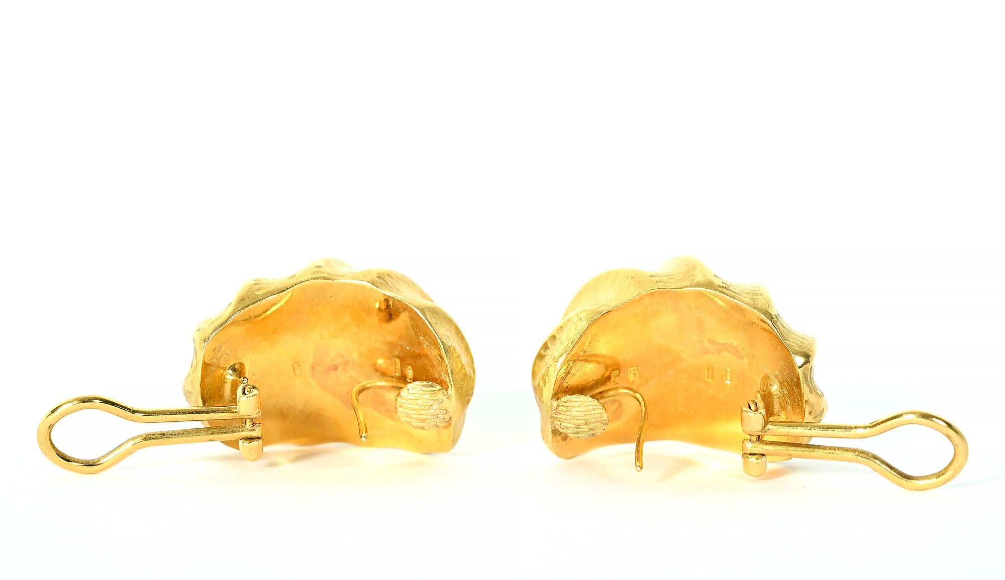 Shrimp-Ohrringe aus strukturiertem Gold für Damen oder Herren im Angebot
