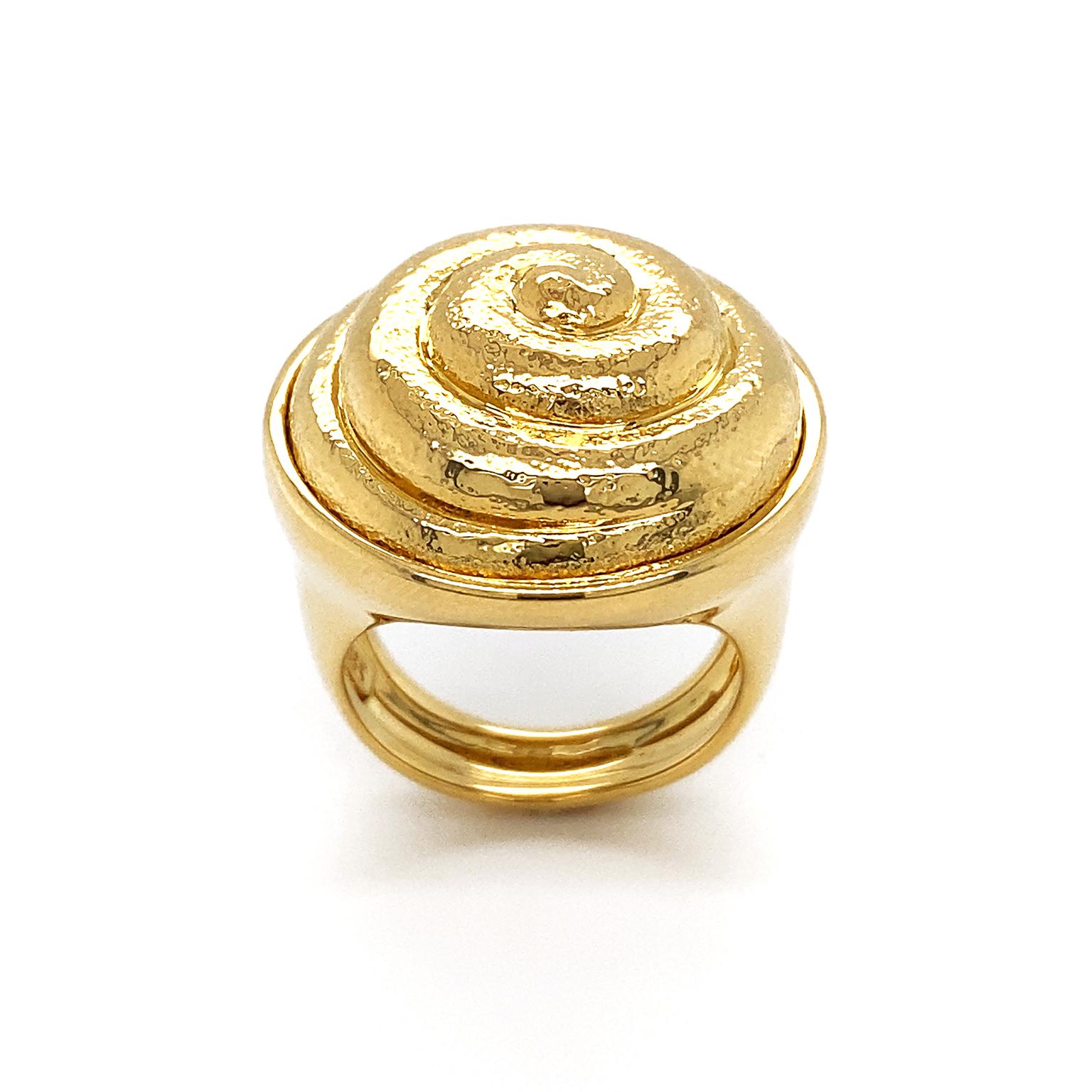 Textured 18K Yellow Gold Snail Ring In New Condition For Sale In New York, NY