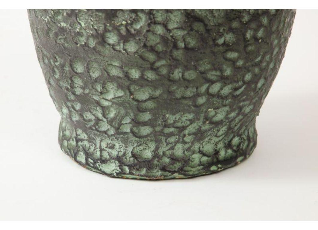 Vase/collecteur en terre cuite à glaçure verte texturée, 20e siècle en vente 3