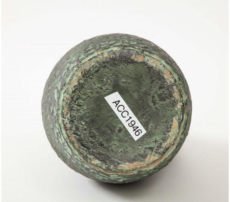 Vase/collecteur en terre cuite à glaçure verte texturée, 20e siècle en vente 4