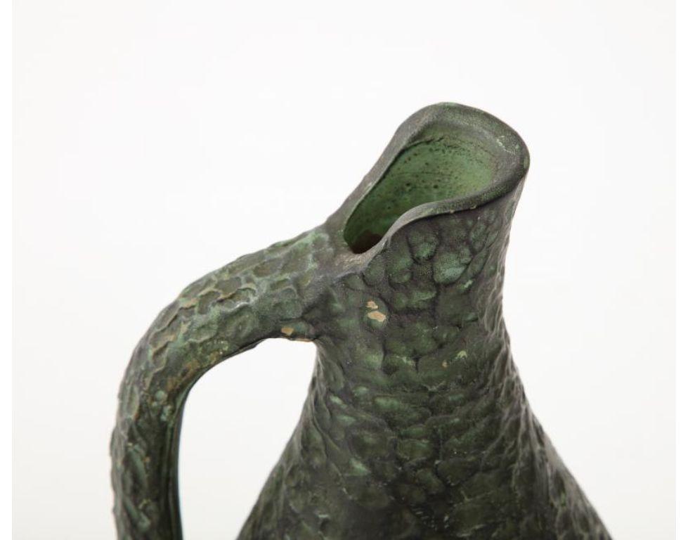 Texturierte, grün glasierte Terrakotta-Vase/Pitcher, 20. Jahrhundert im Angebot 1
