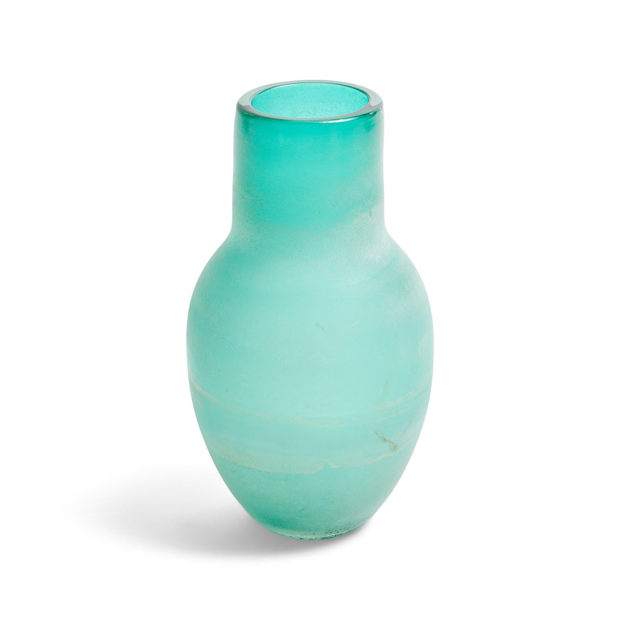Un vase/récipient en verre de Murano à la texture substantielle, d'un vert vibrant....