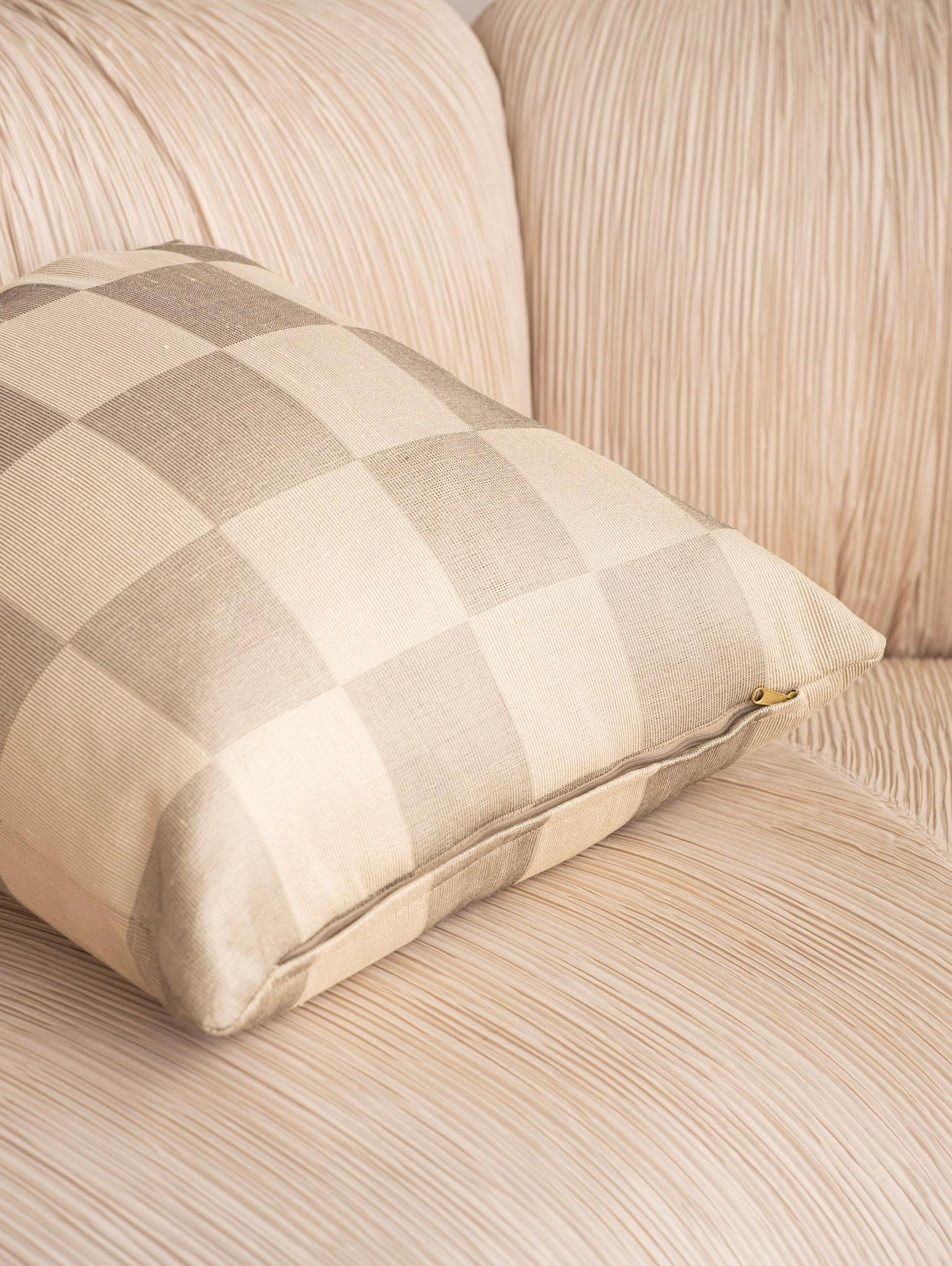 Textured Grey & Ivory Checkered Pillow In New Condition For Sale In Brooklyn, NY