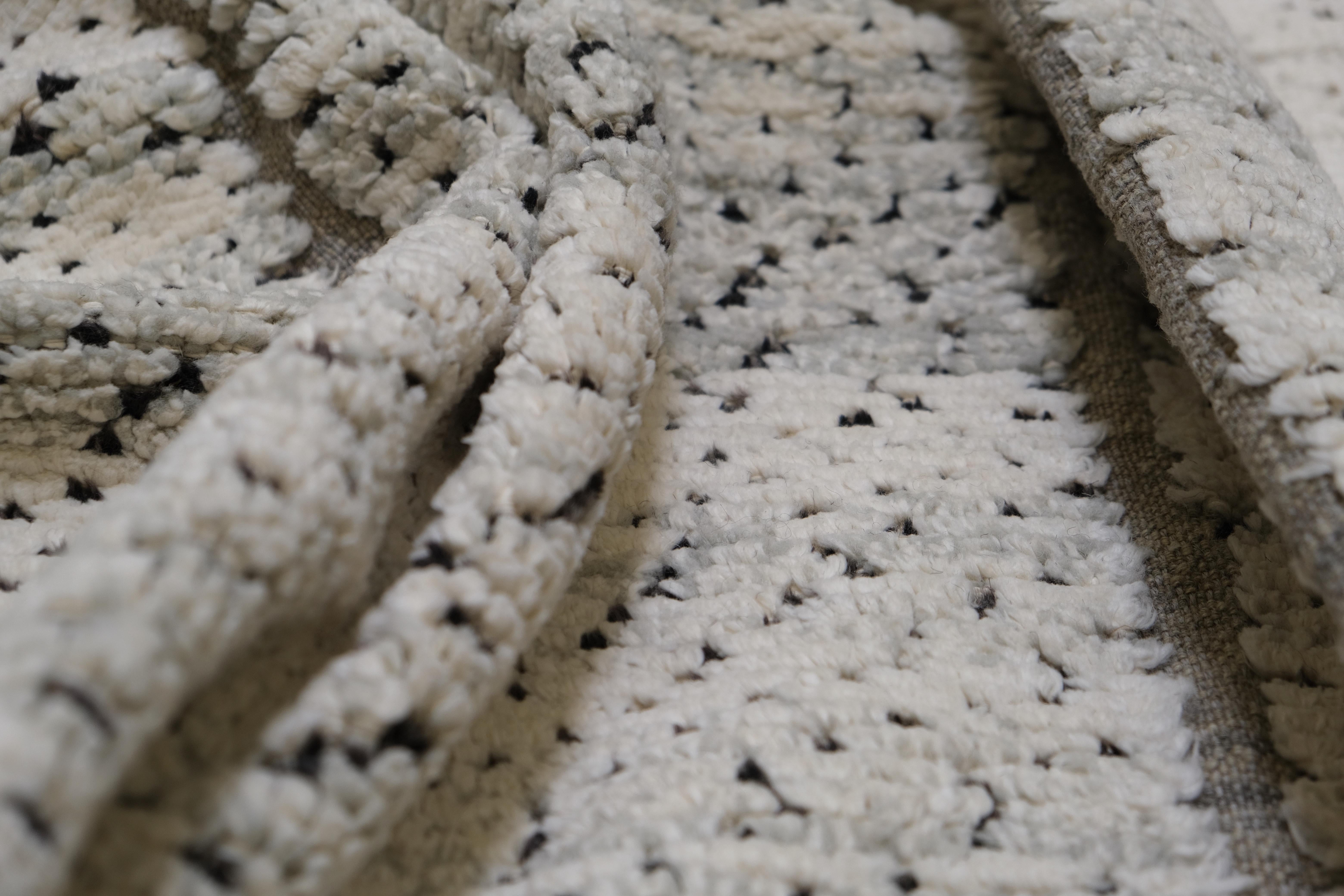 Dieser exquisite handgeknüpfte Teppich aus Afghanistan zeichnet sich durch ein raffiniertes geometrisches Design aus, das traditionelle Handwerkskunst mit zeitgenössischer Ästhetik verbindet. Das komplizierte Muster ist in einer Palette neutraler