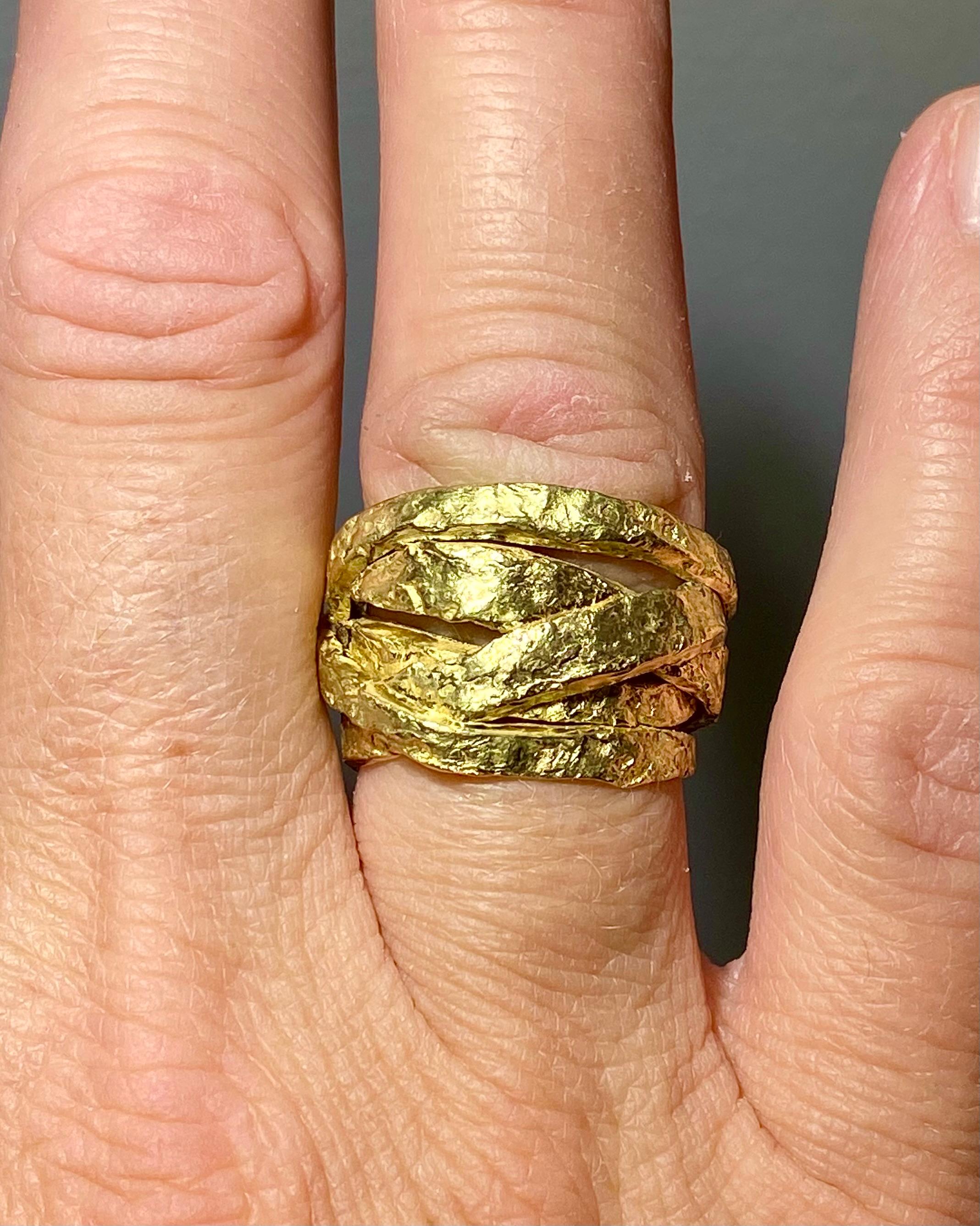 Textured hand-made ring in 18karat yellow gold In New Condition For Sale In Toronto, CA