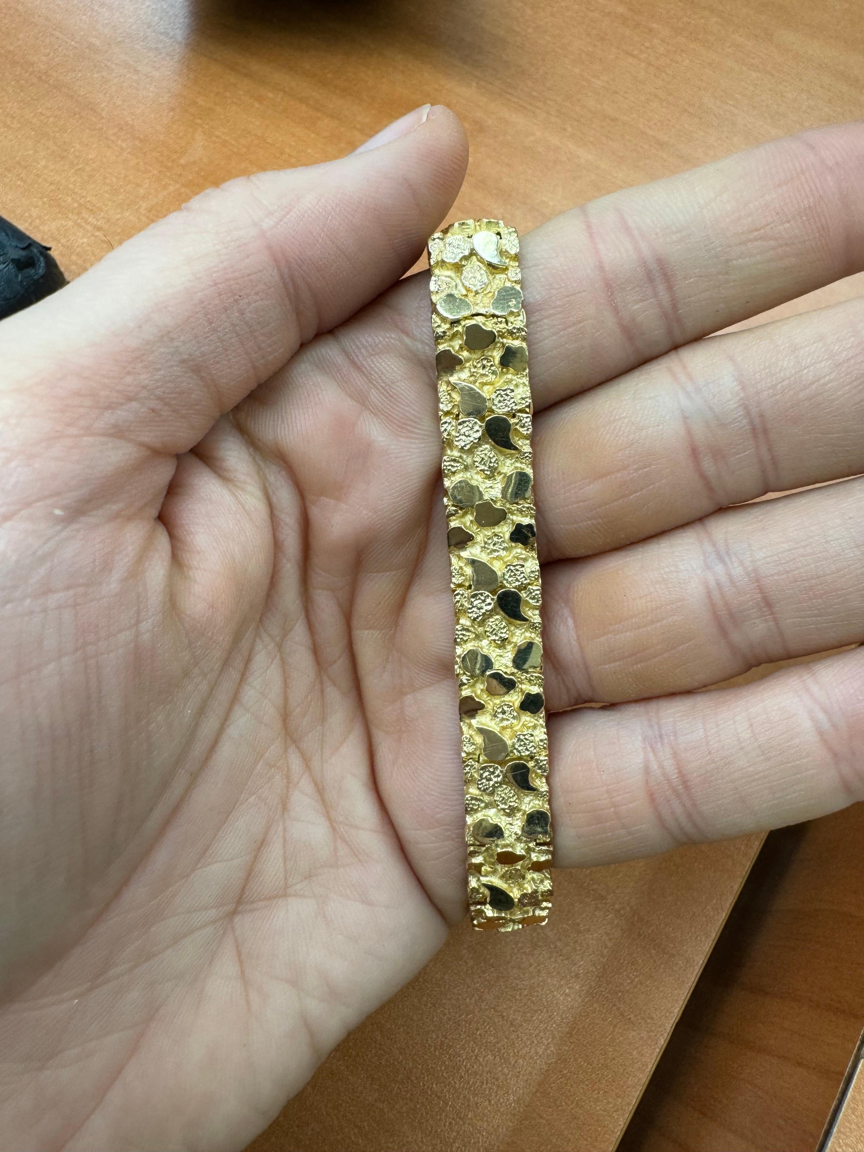 Textured & High Polished Stone Motif Bracelet 27.4 Grams 14 Karat Yellow Gold  For Sale 1