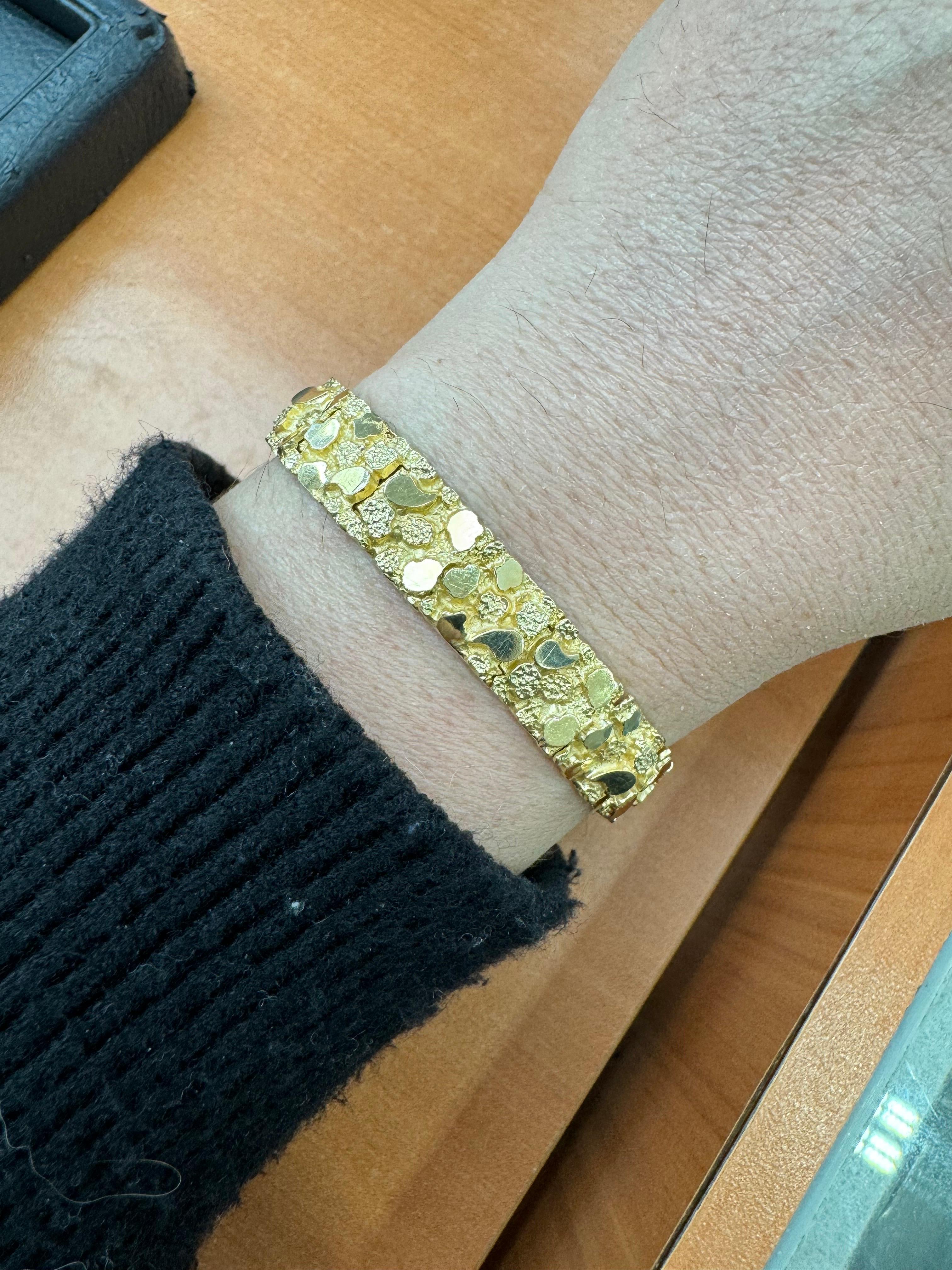 Textured & High Polished Stone Motif Bracelet 27.4 Grams 14 Karat Yellow Gold  For Sale 2