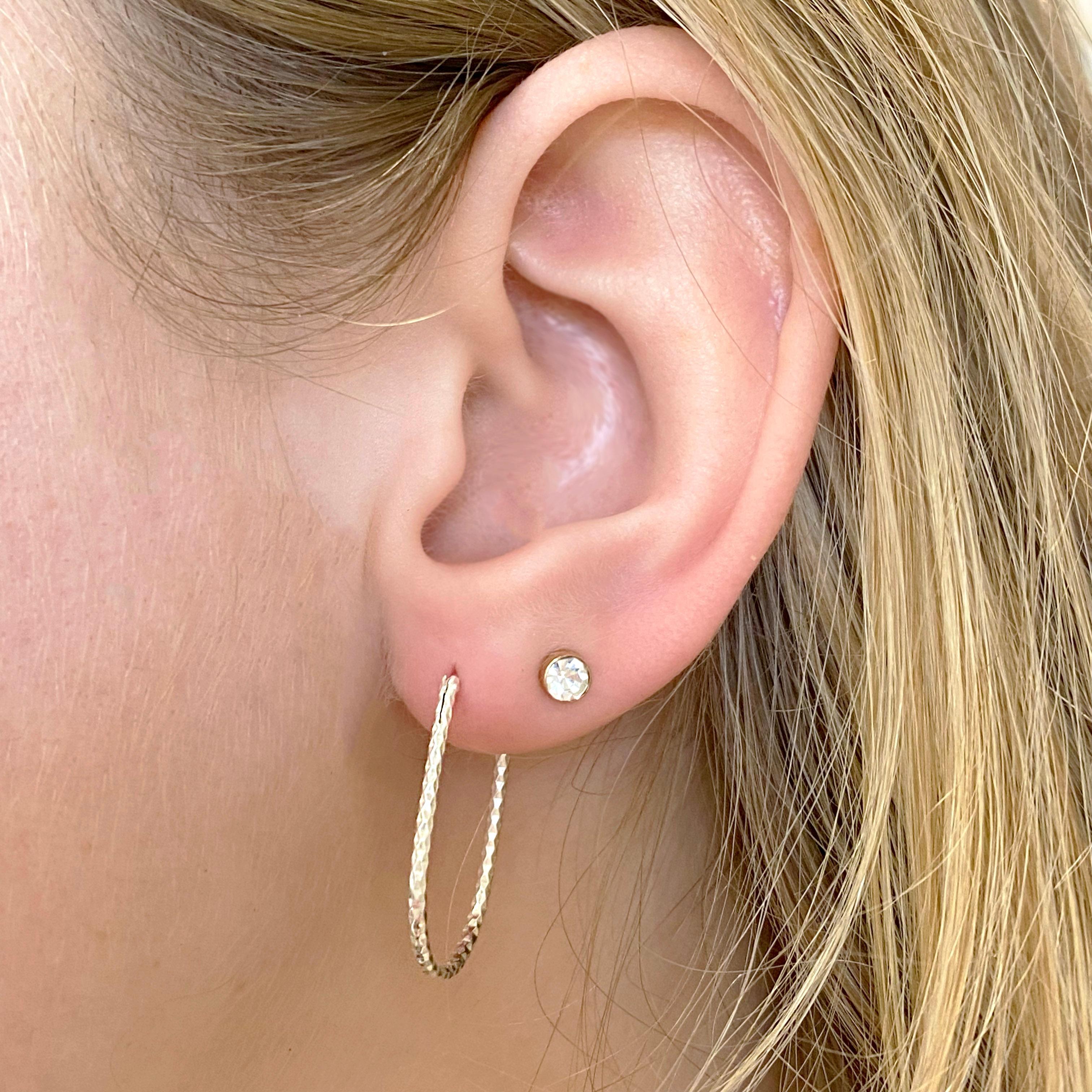 Die Details zu diesen wunderschönen Ohrringen sind unten aufgeführt:
1 Satz
Metallqualität: Sterling Silber
Ohrring Typ: Bügel
Ohrring Abmessungen; 1,5 Millimeter x 1,0 Zoll
Pfostentyp: Flexibler Pfosten mit verdeckter Spange
