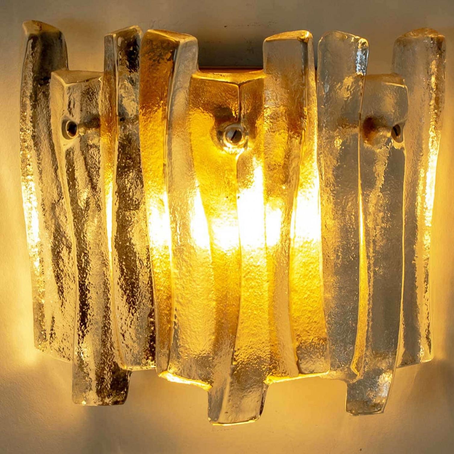 Lampada da parete in vetro ghiaccio testurizzato e ottone Kalmar, 1970 in vendita 2