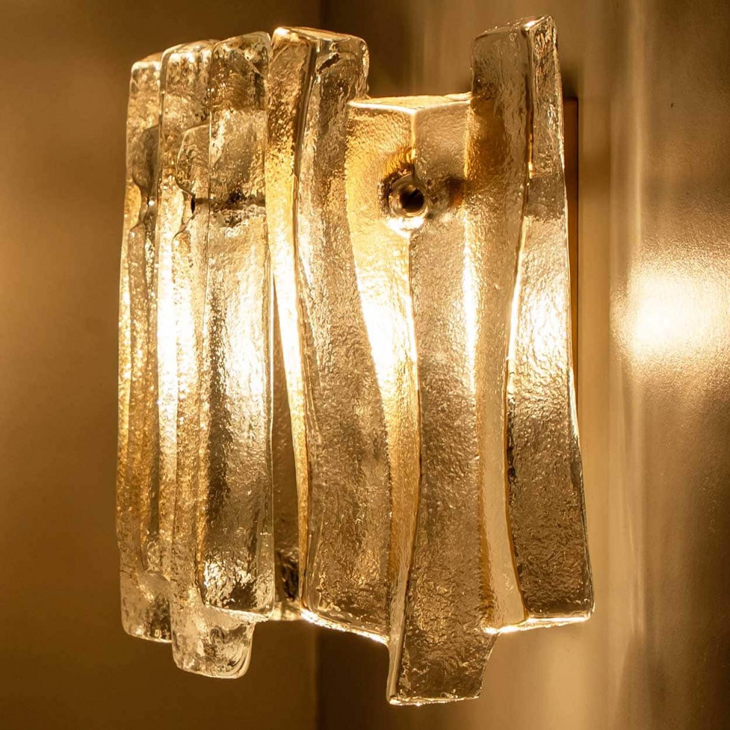 Applique en verre glacé texturé et laiton Kalmar Lighting, 1970 en vente 4