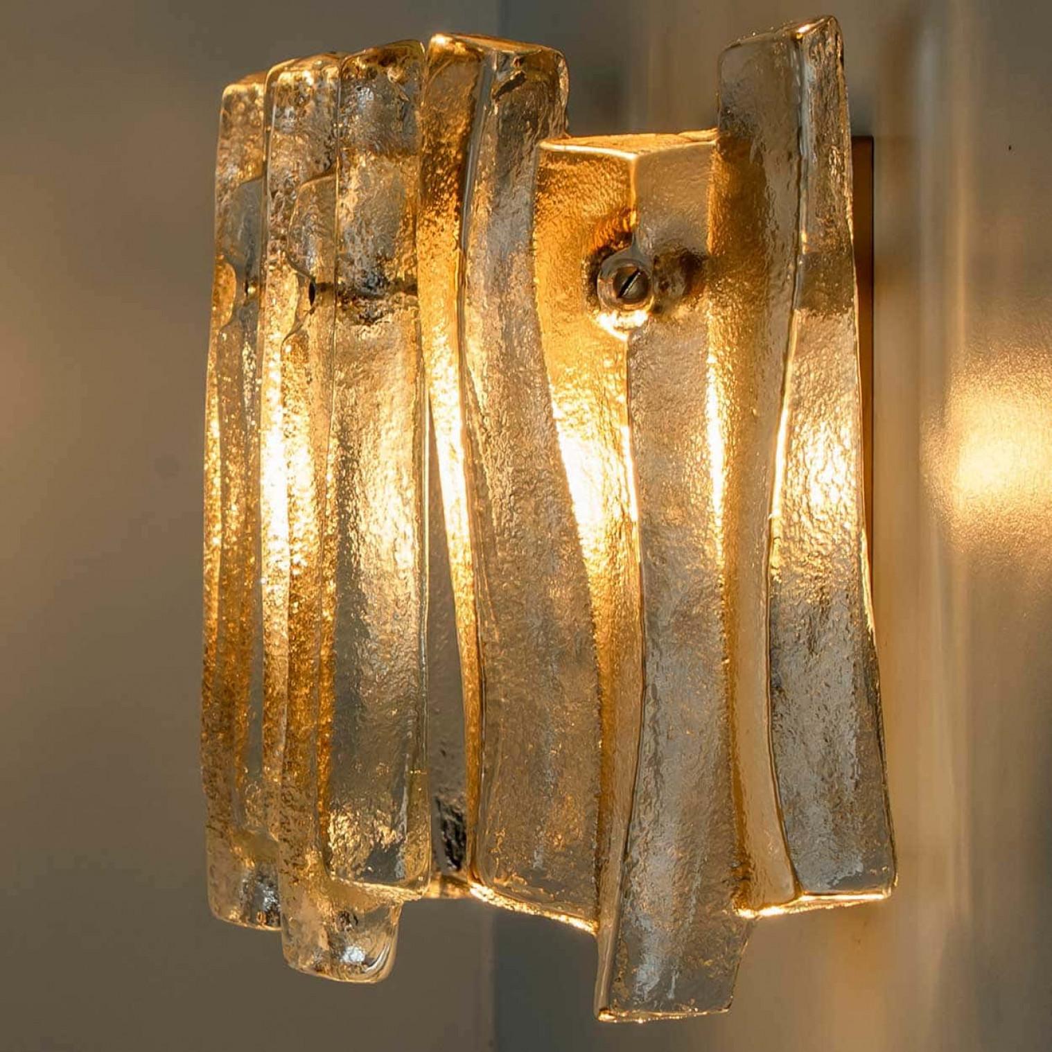 Lampada da parete in vetro ghiaccio testurizzato e ottone Kalmar, 1970 in vendita 5