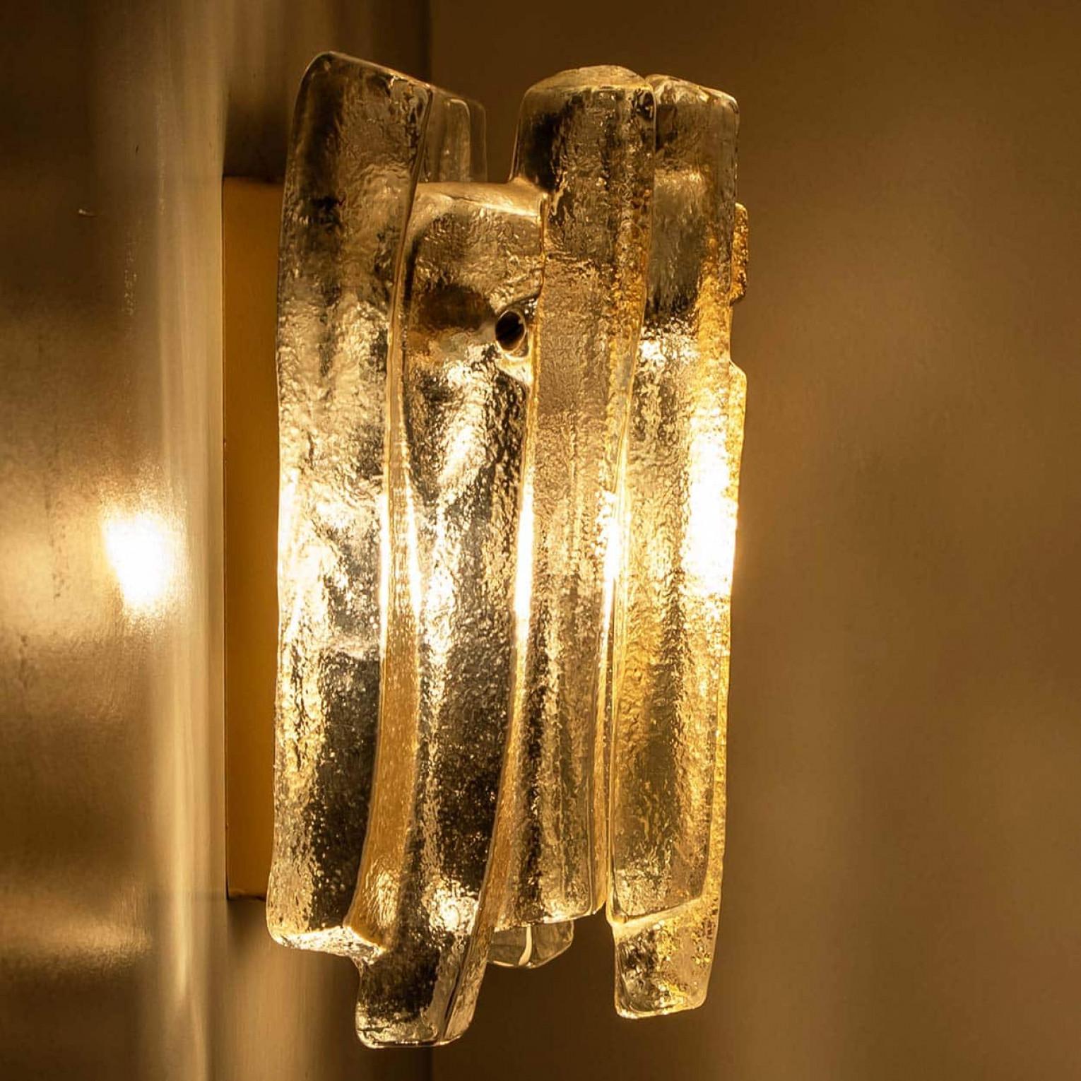 Mid-Century Modern Applique en verre glacé texturé et laiton Kalmar Lighting, 1970 en vente