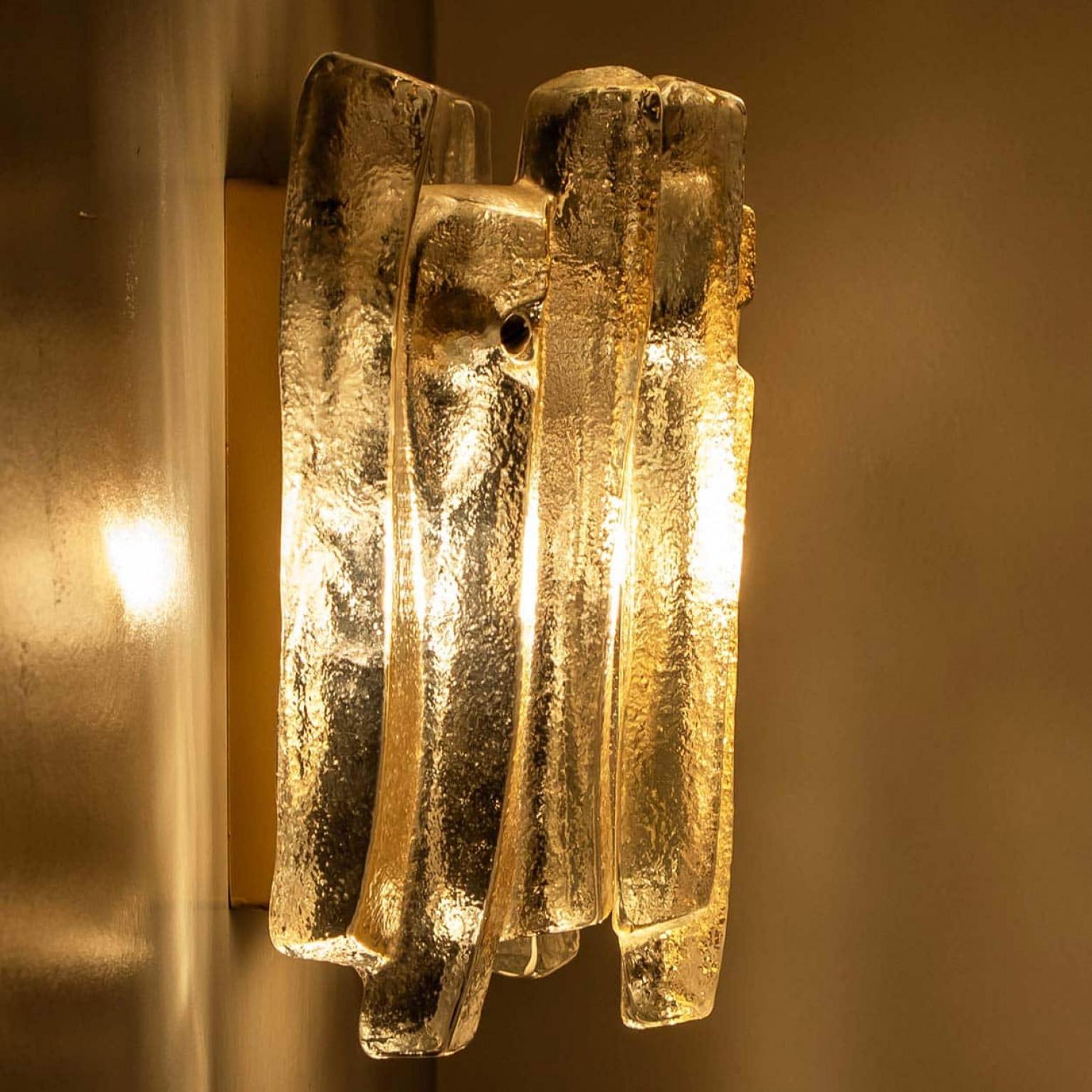 Mid-Century Modern Applique en verre glacé texturé et laiton Kalmar Lighting, 1970 en vente