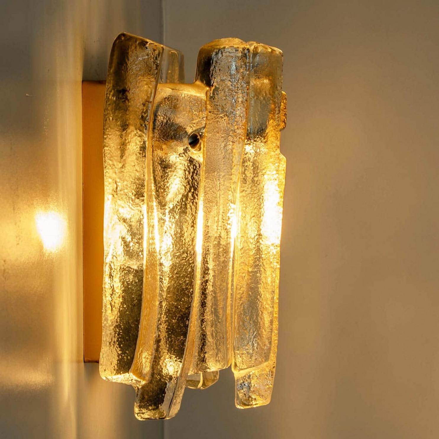 Autrichien Applique en verre glacé texturé et laiton Kalmar Lighting, 1970 en vente