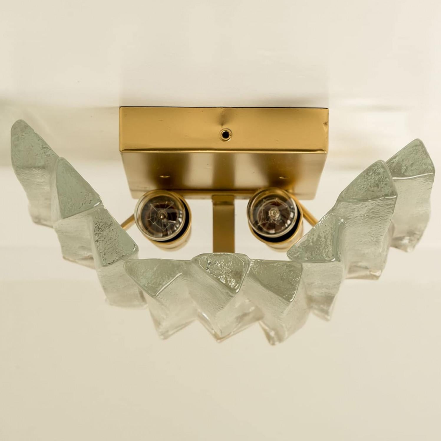 20ième siècle Applique en verre glacé texturé et laiton Kalmar Lighting, 1970 en vente