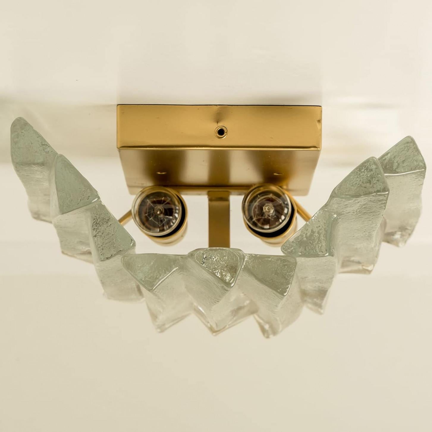 20ième siècle Applique en verre glacé texturé et laiton Kalmar Lighting, 1970 en vente