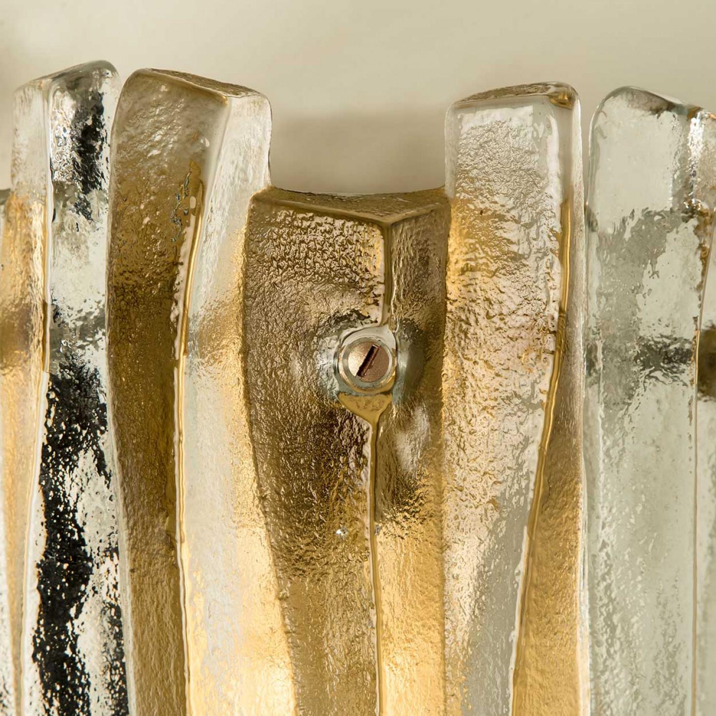 Laiton Applique en verre glacé texturé et laiton Kalmar Lighting, 1970 en vente