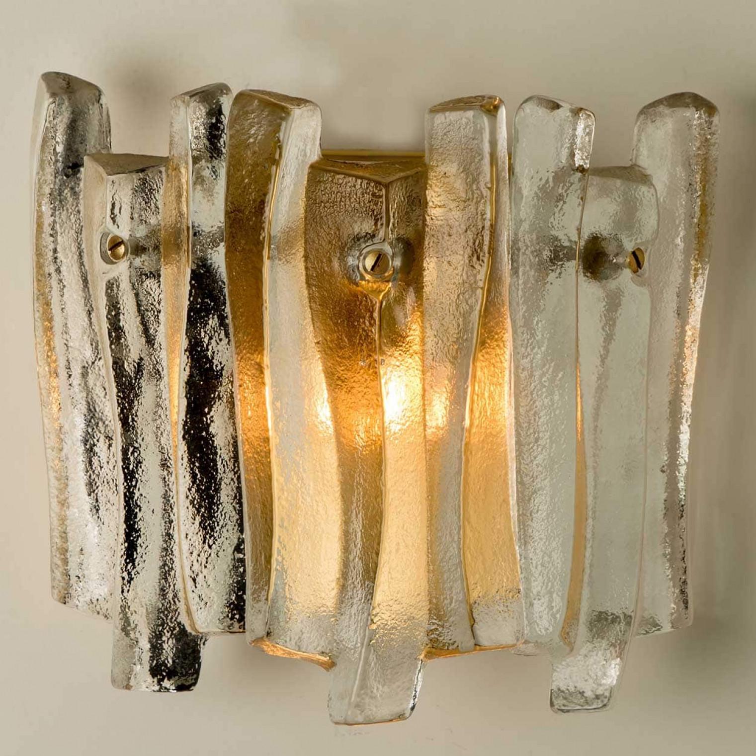 Applique en verre glacé texturé et laiton Kalmar Lighting, 1970 en vente 1