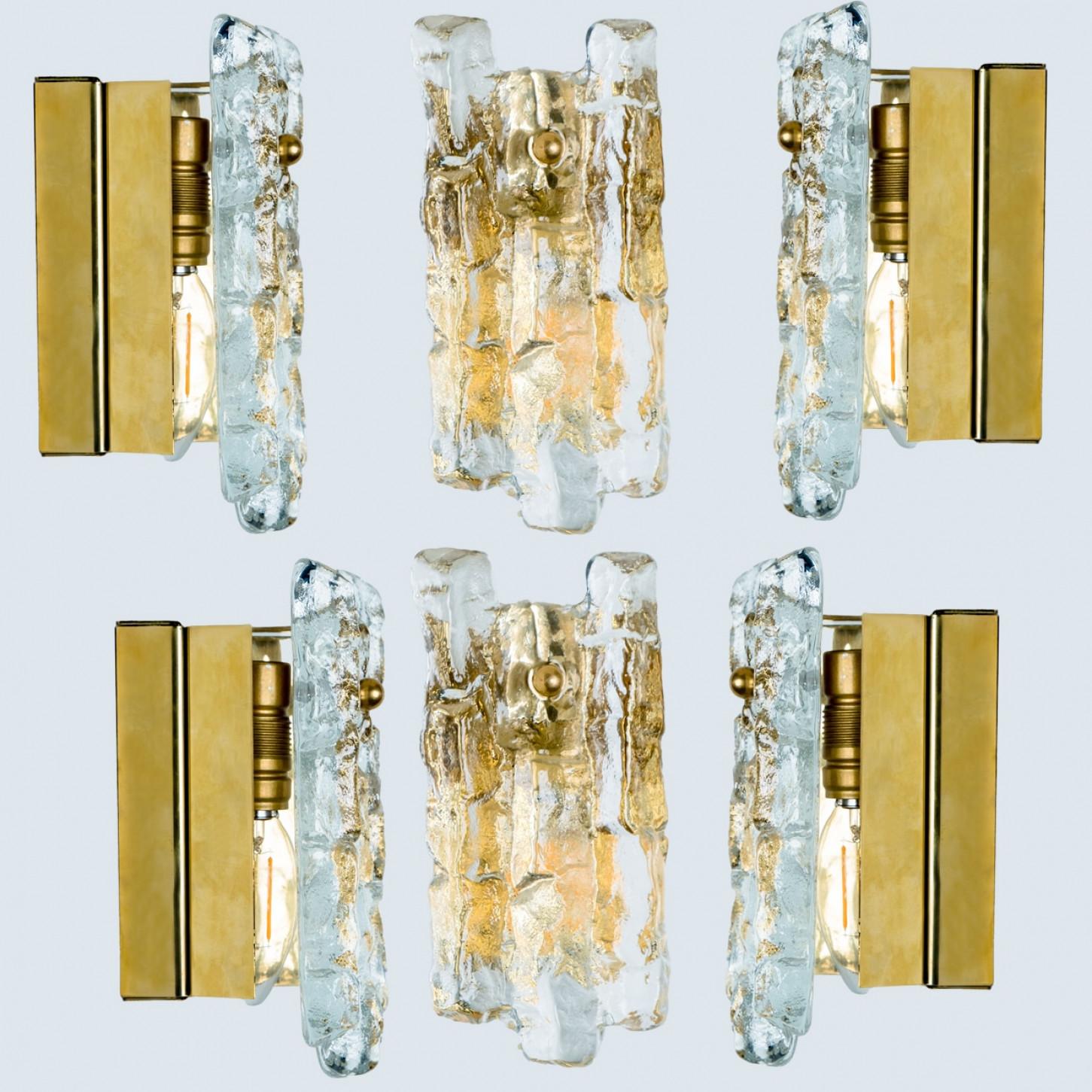 Appliques en verre de glace texturé doré Kalmar, 1970 en vente 3