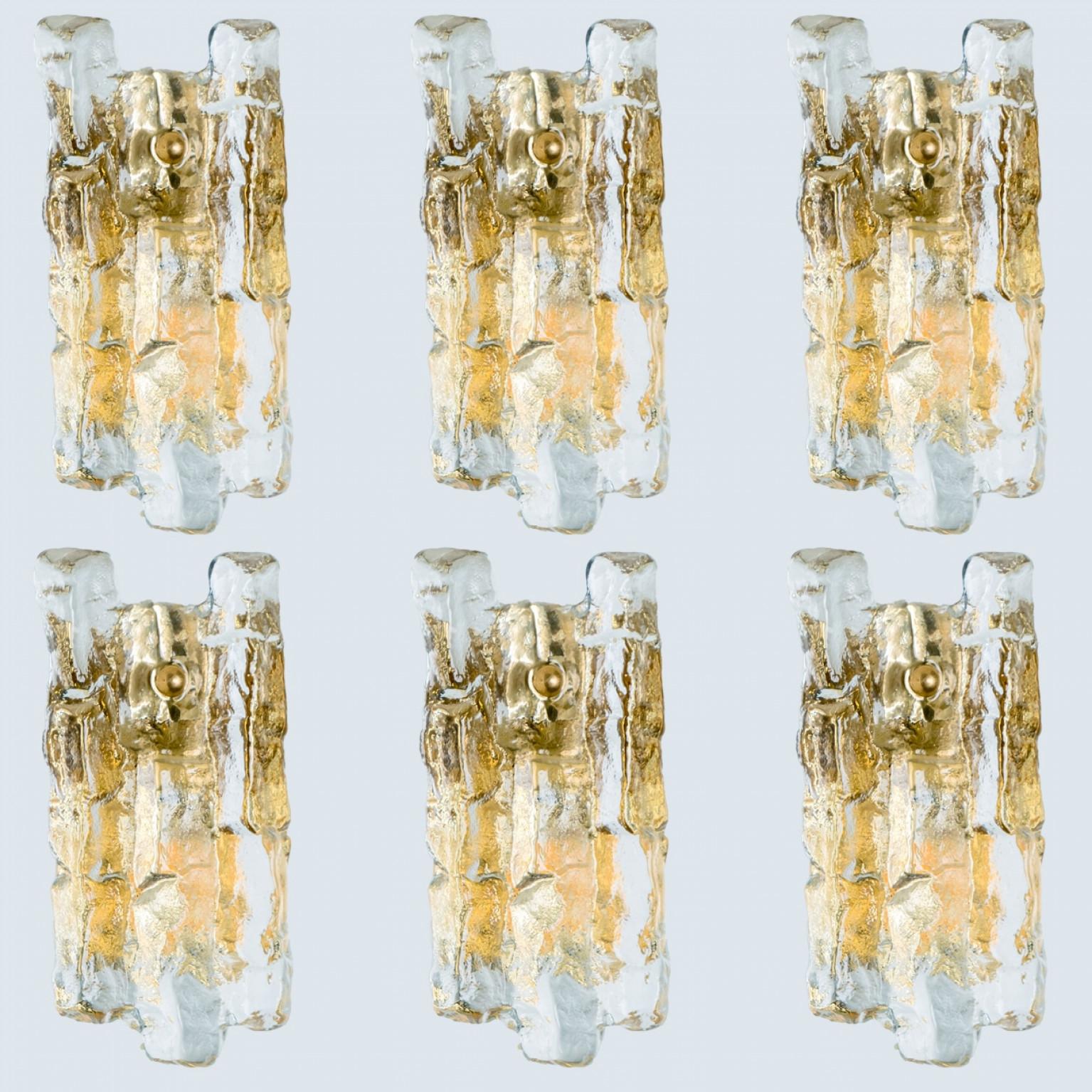Appliques en verre de glace texturé doré Kalmar, 1970 en vente 6