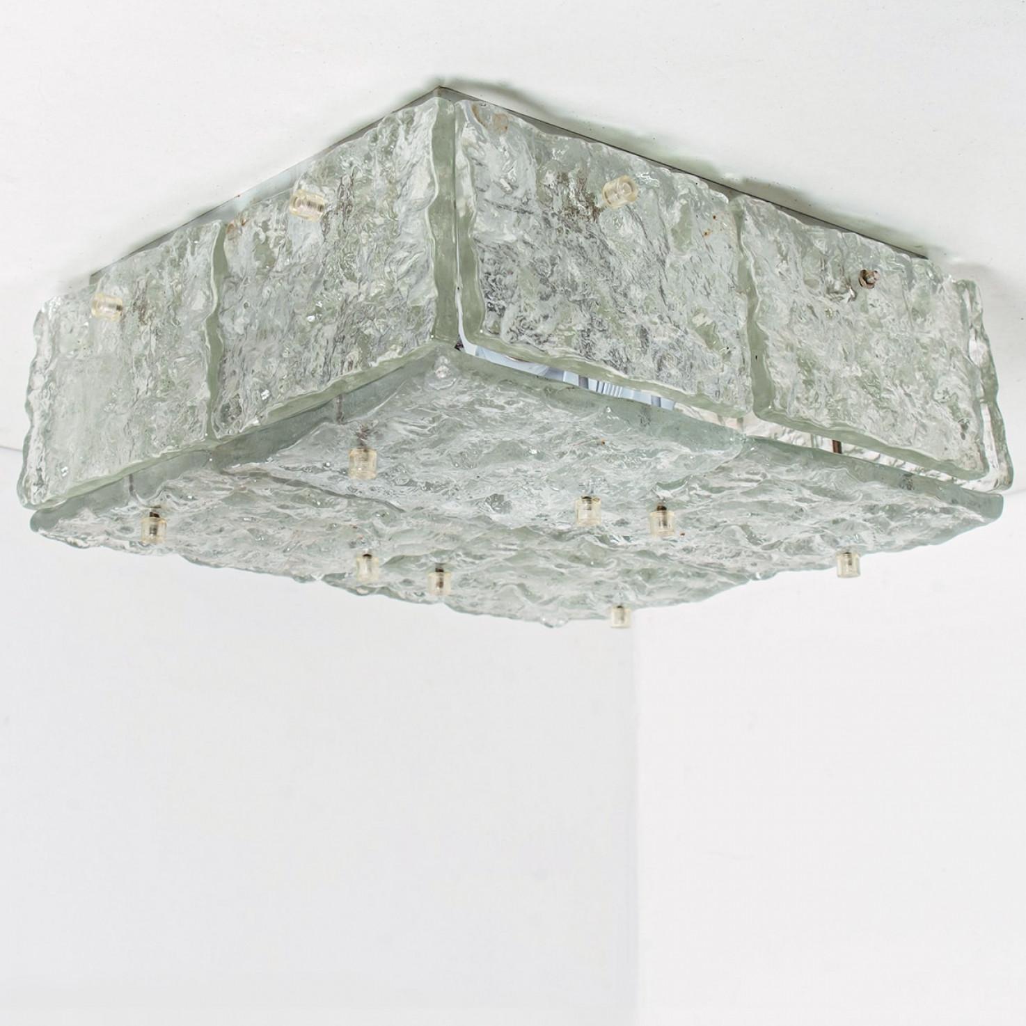 Monture affleurante en verre glacé carré richement texturé par Kalmar, Autriche 1960. La monture encastrée comporte quatre panneaux de verre texturé épais qui forment un carré.

Nettoyé et bien câblé, en parfait état de marche et prêt à être