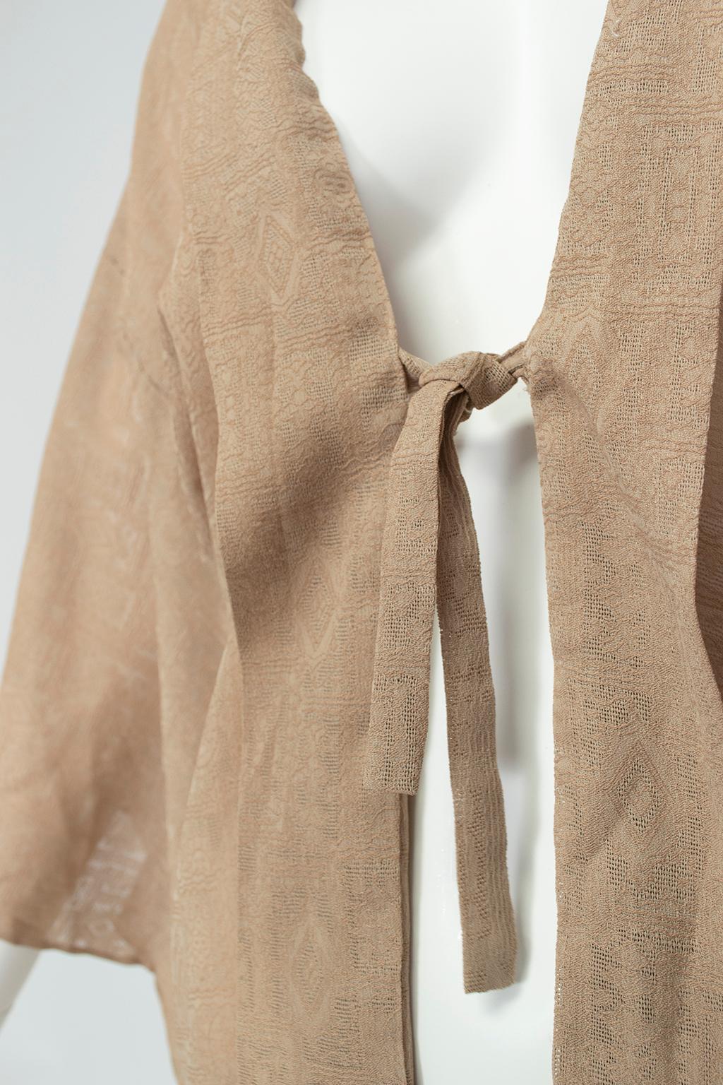 Taupe Textured Jacquard Haori Half-Kimono Tie Front Lingerie Jacket - M-L, 1960s In Excellent Condition For Sale In Tucson, AZ