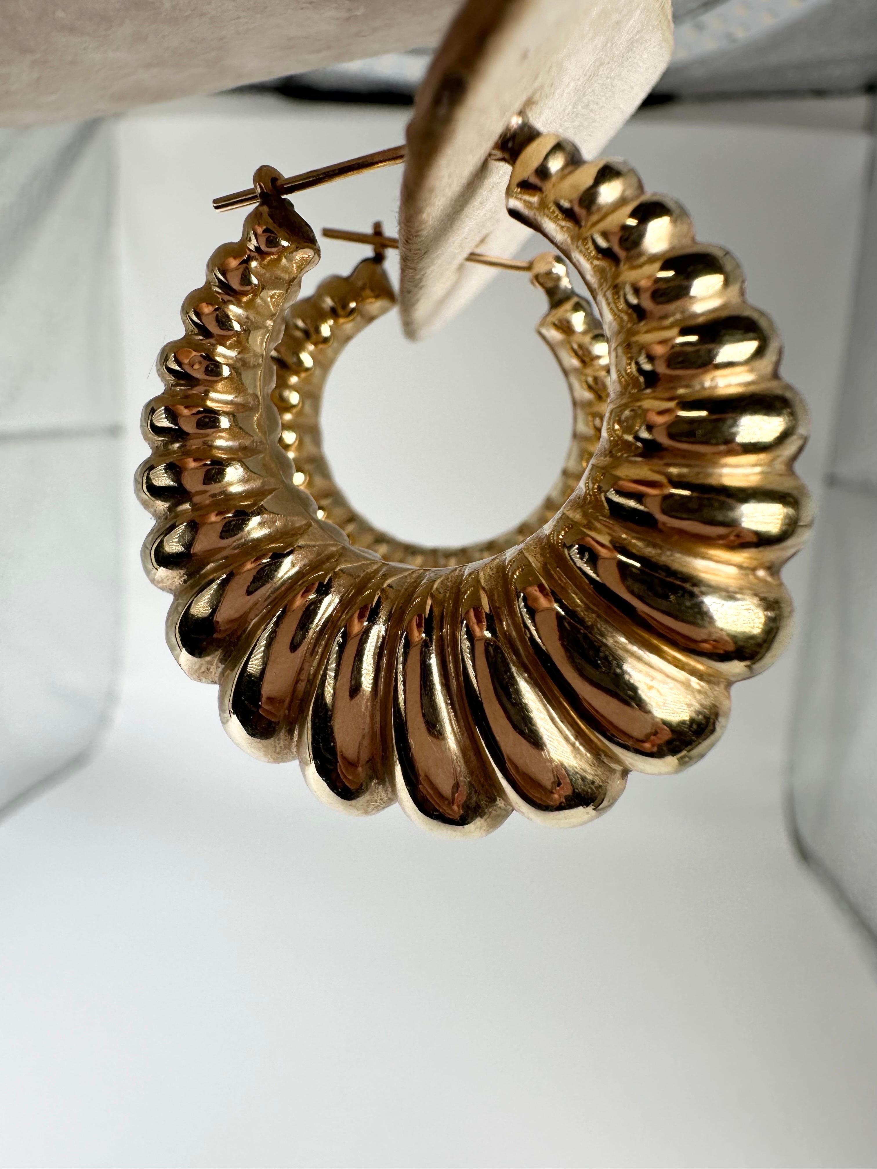 Textured large hoop earrings 14KT yellow gold 33mm diameter In New Condition For Sale In Jupiter, FL