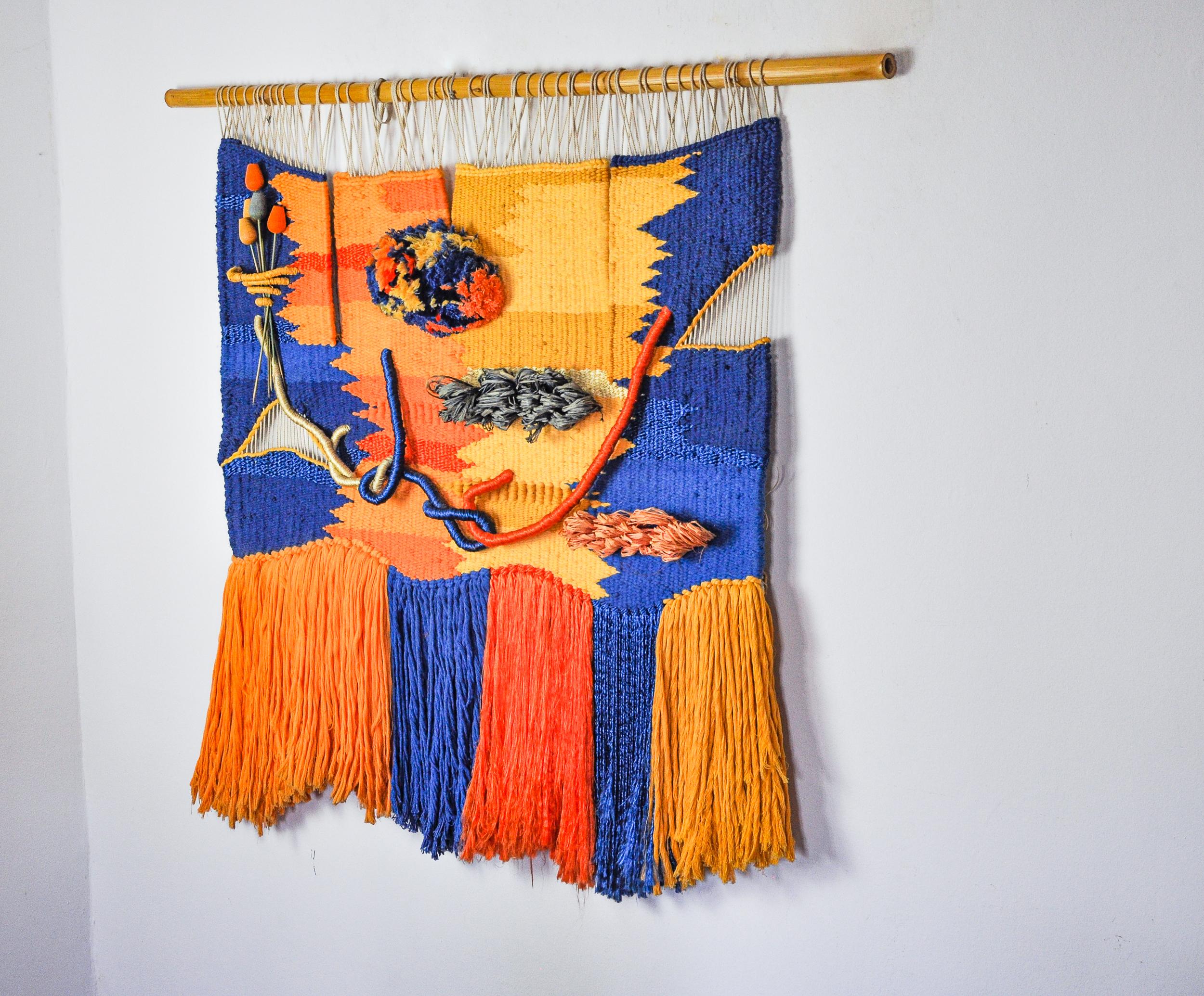 Superbo arazzo da parete in macramè realizzato in Spagna negli anni '70. Grande formato. Arazzo fatto a mano composto da texture e materiali diversi che creano motivi e rilievi unici. Tutte le corde e i fili sono stati realizzati e assemblati uno