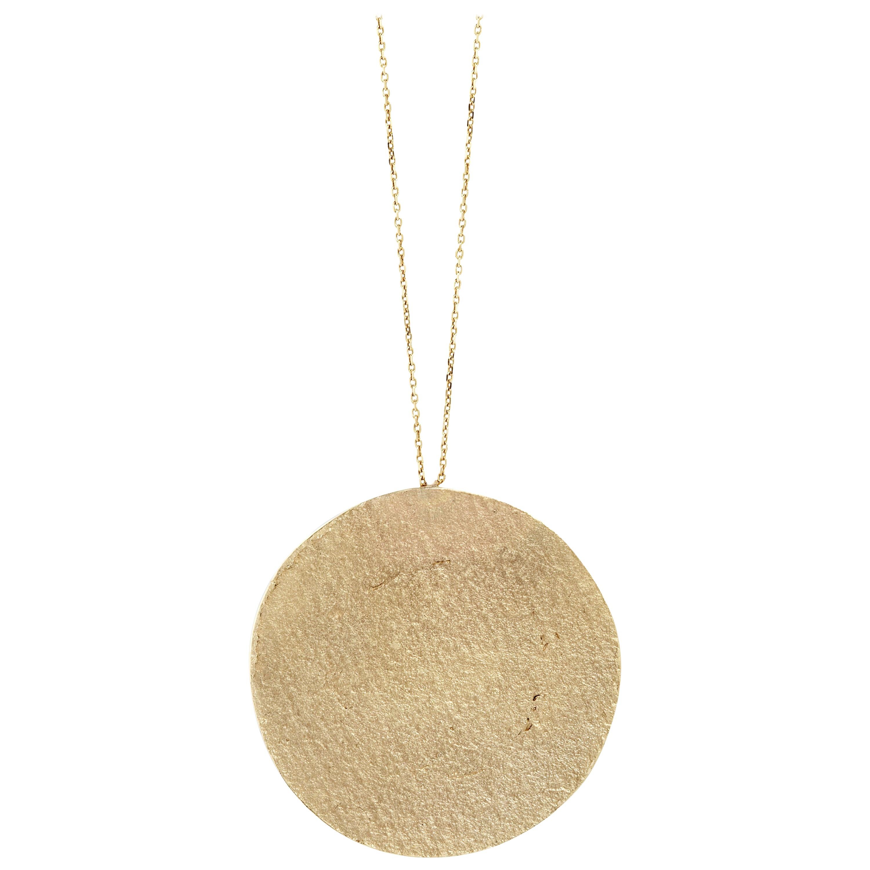 Collar Medallón Texturizado en Oro de 9 Kilates de Allison Bryan