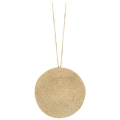 Collar Medallón Texturizado en Oro de 9 Kilates de Allison Bryan