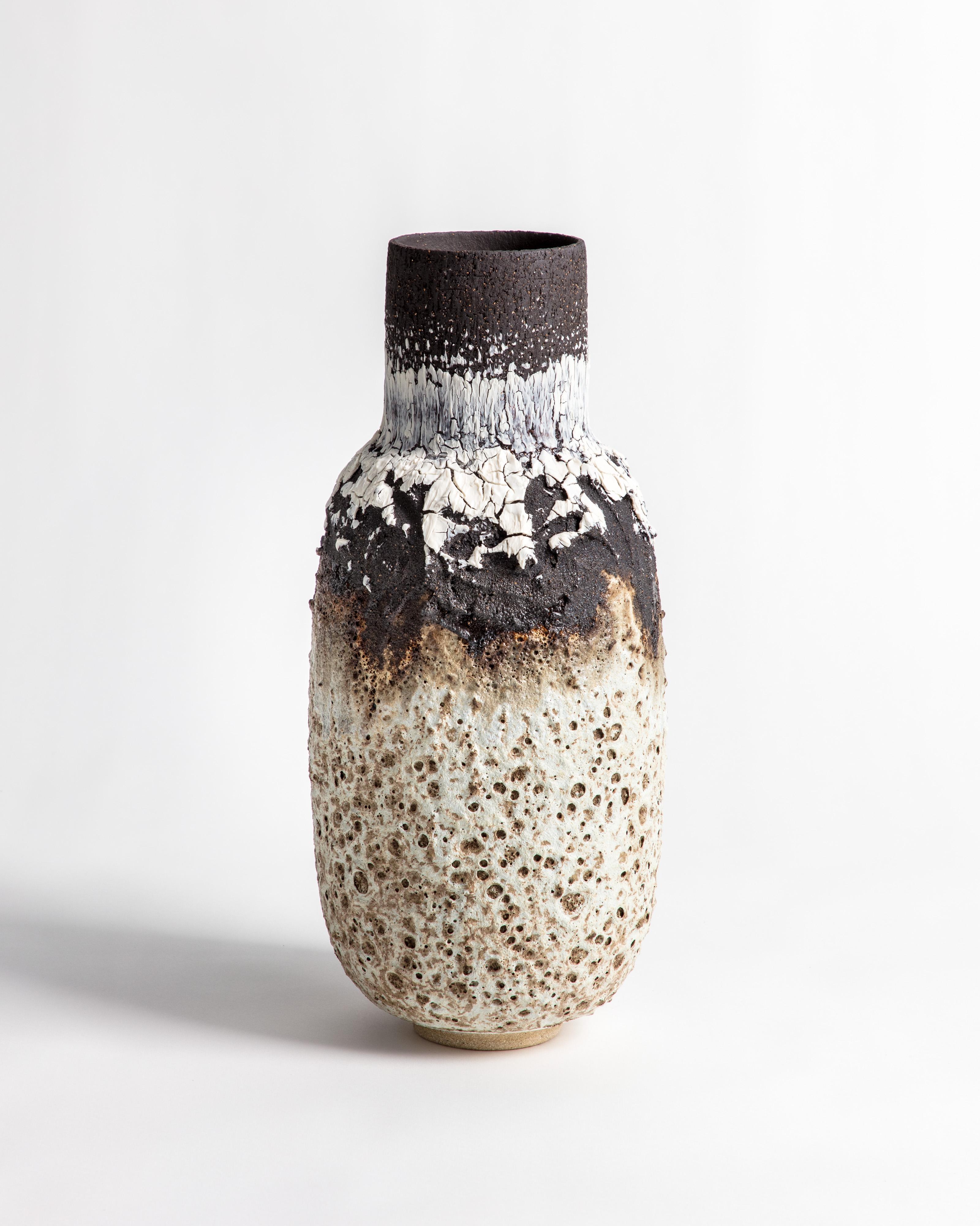Mittlere Vase mit Textur, Creme, weiße, braune und schwarze Lavaglasur und Porzellan (Moderne) im Angebot