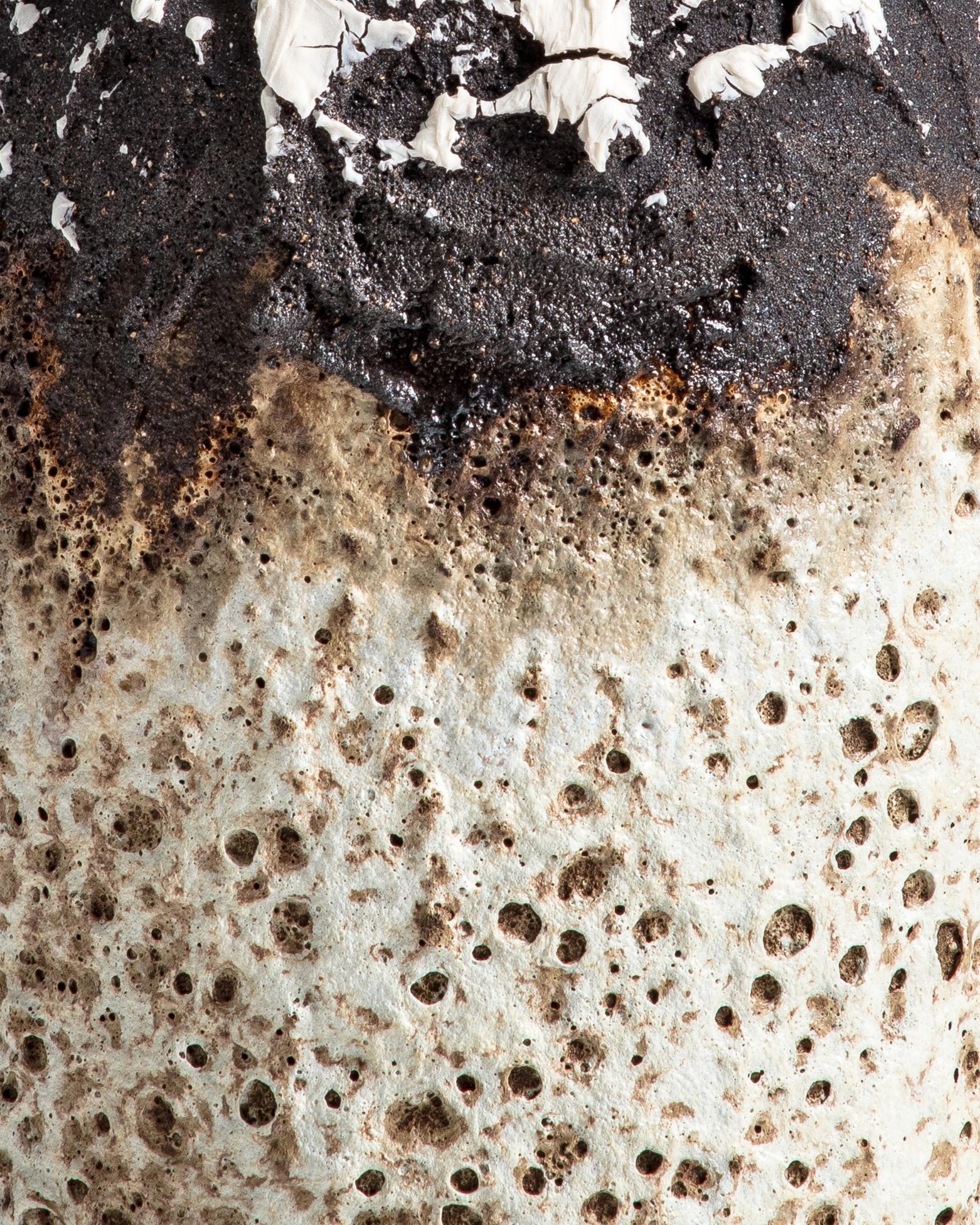 Mittlere Vase mit Textur, Creme, weiße, braune und schwarze Lavaglasur und Porzellan (Britisch) im Angebot