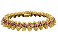 Bracciale A Link in metallo testurizzato con rubini taglio rotondo in oro giallo 18 carati