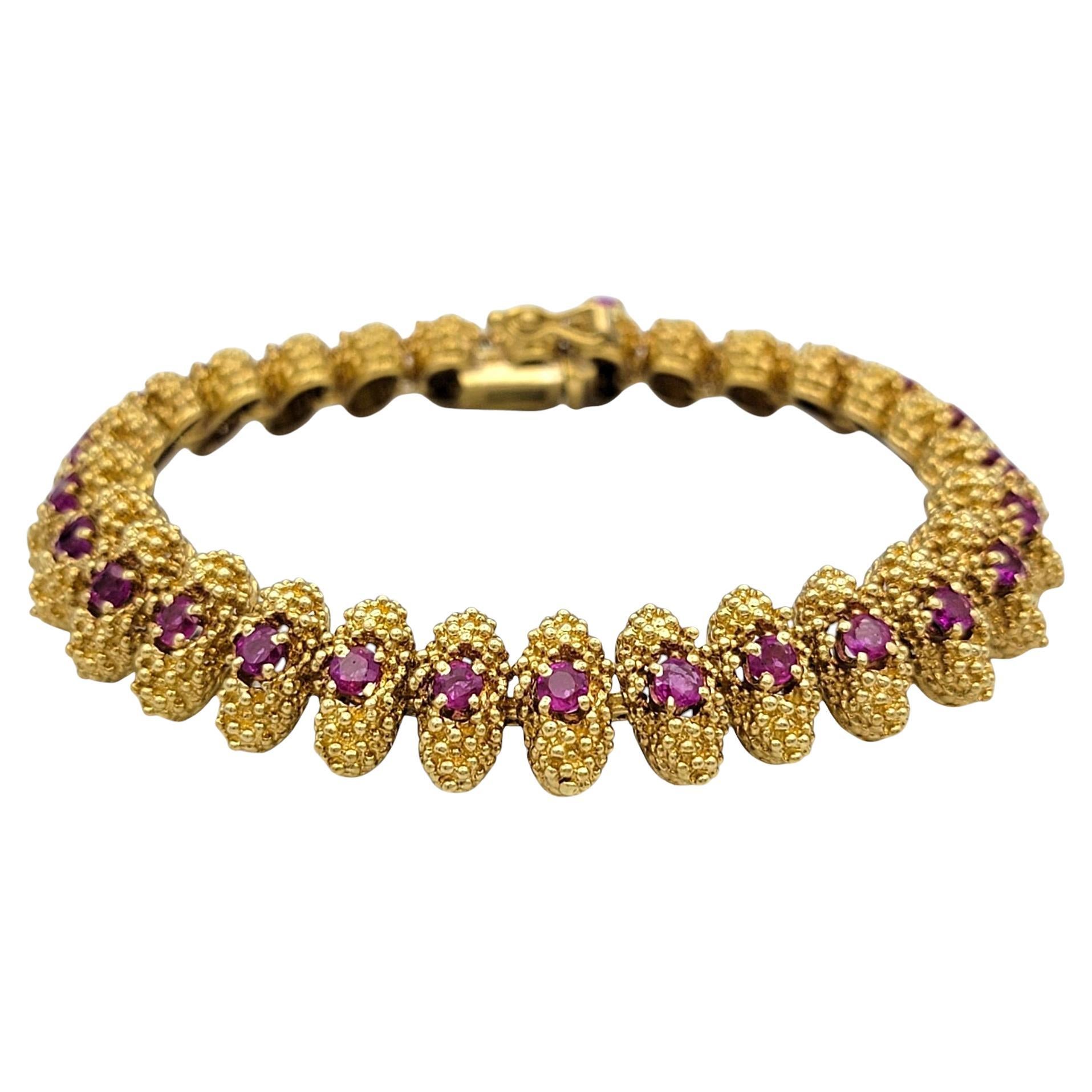 Gliederarmband aus strukturiertem Metall mit Rubinen im Rundschliff aus 18 Karat Gelbgold
