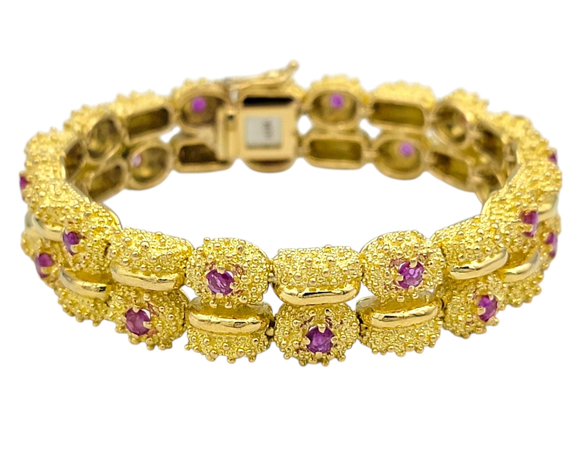 Élevez votre collection avec ce bracelet en saphir audacieux et féminin, qui témoigne d'un savoir-faire exquis et d'un poids luxueux. Réalisé en or jaune 18 carats, ce bracelet est orné de saphirs roses naturels sertis dans un motif complexe qui
