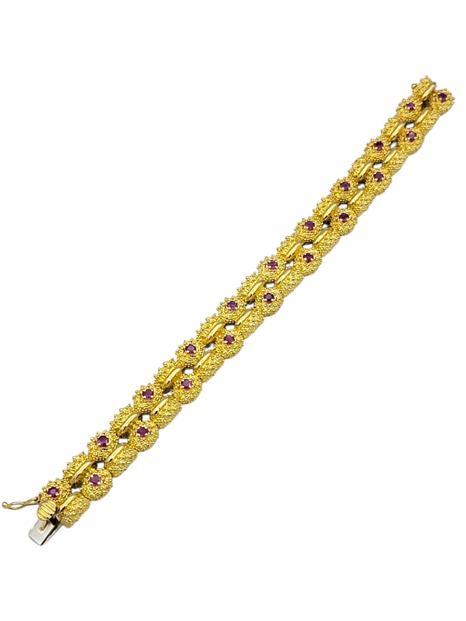 Contemporain Bracelet multi-rangs texturé en or jaune 18 carats avec saphirs roses de taille ronde en vente