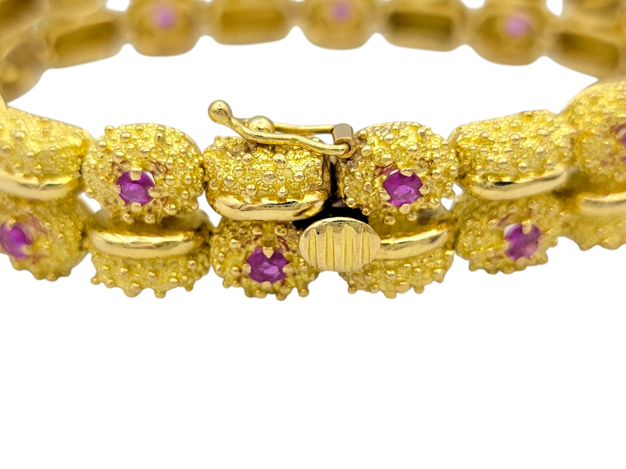 Taille ronde Bracelet multi-rangs texturé en or jaune 18 carats avec saphirs roses de taille ronde en vente