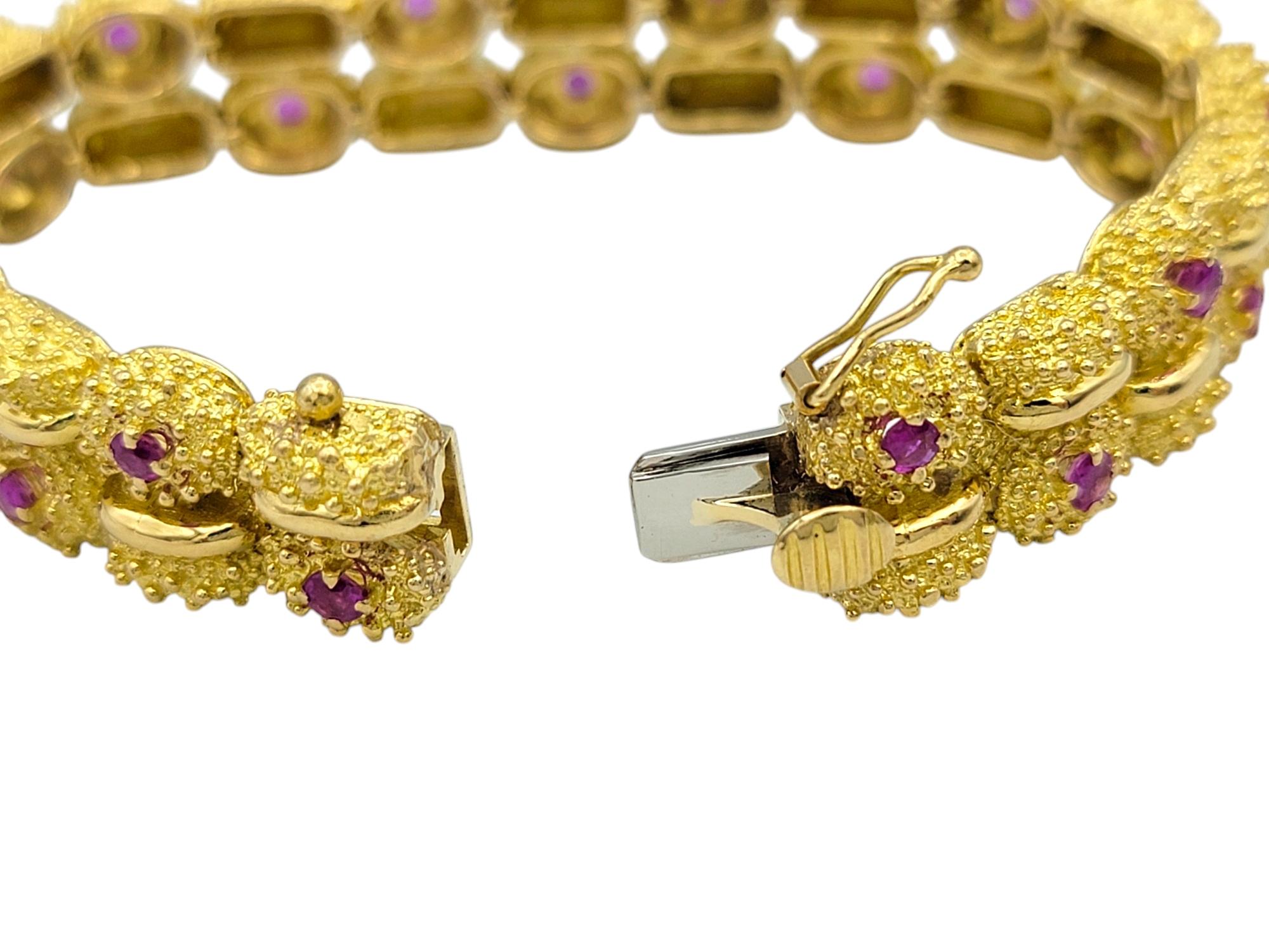 Bracelet multi-rangs texturé en or jaune 18 carats avec saphirs roses de taille ronde Bon état - En vente à Scottsdale, AZ