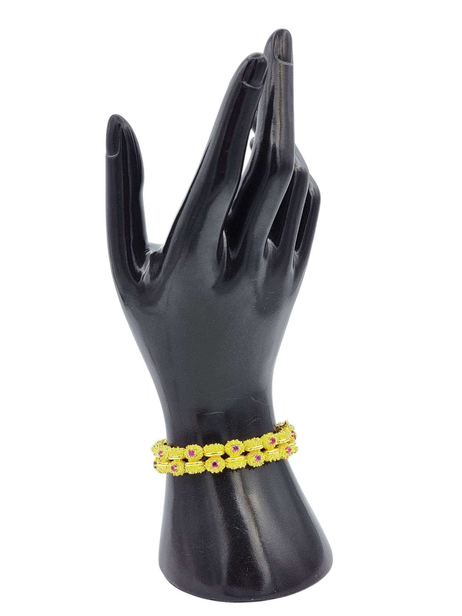 Bracelet multi-rangs texturé en or jaune 18 carats avec saphirs roses de taille ronde en vente 1