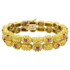 Texturiertes mehrreihiges Armband aus 18 Karat Gelbgold mit rosa Saphiren im Rundschliff und rundem Schliff