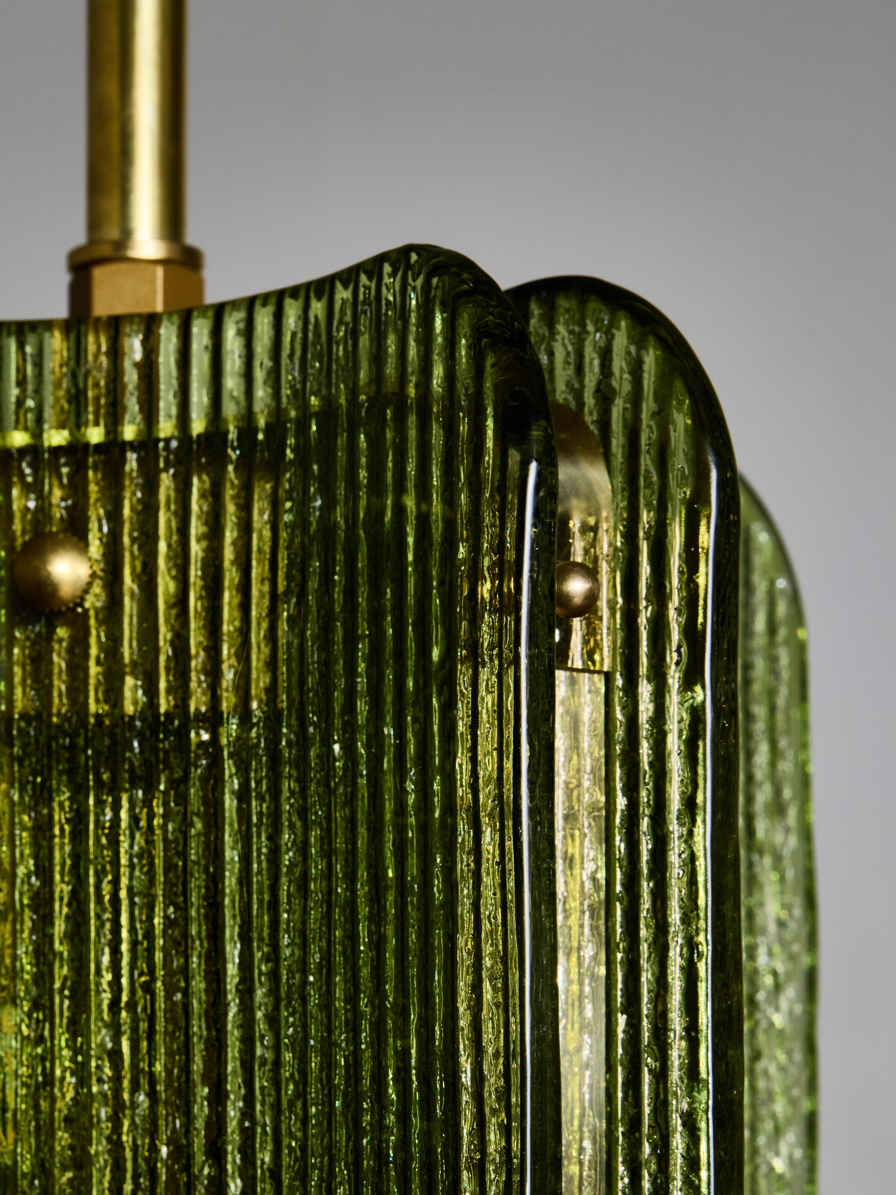 Colgante de cristal de Murano texturado y latón en color verde en venta 3