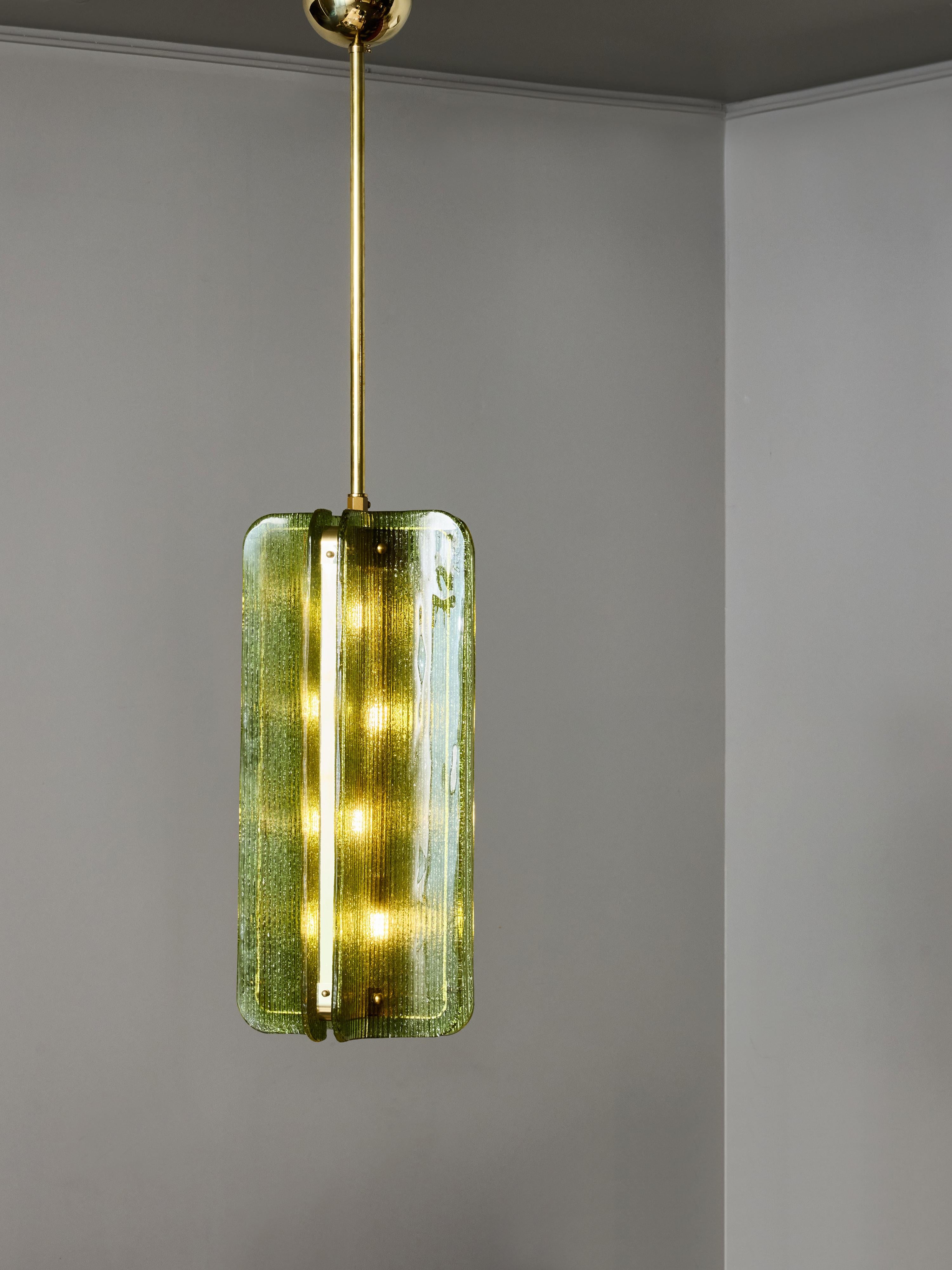 Colgante de cristal de Murano texturado y latón en color verde Moderno en venta