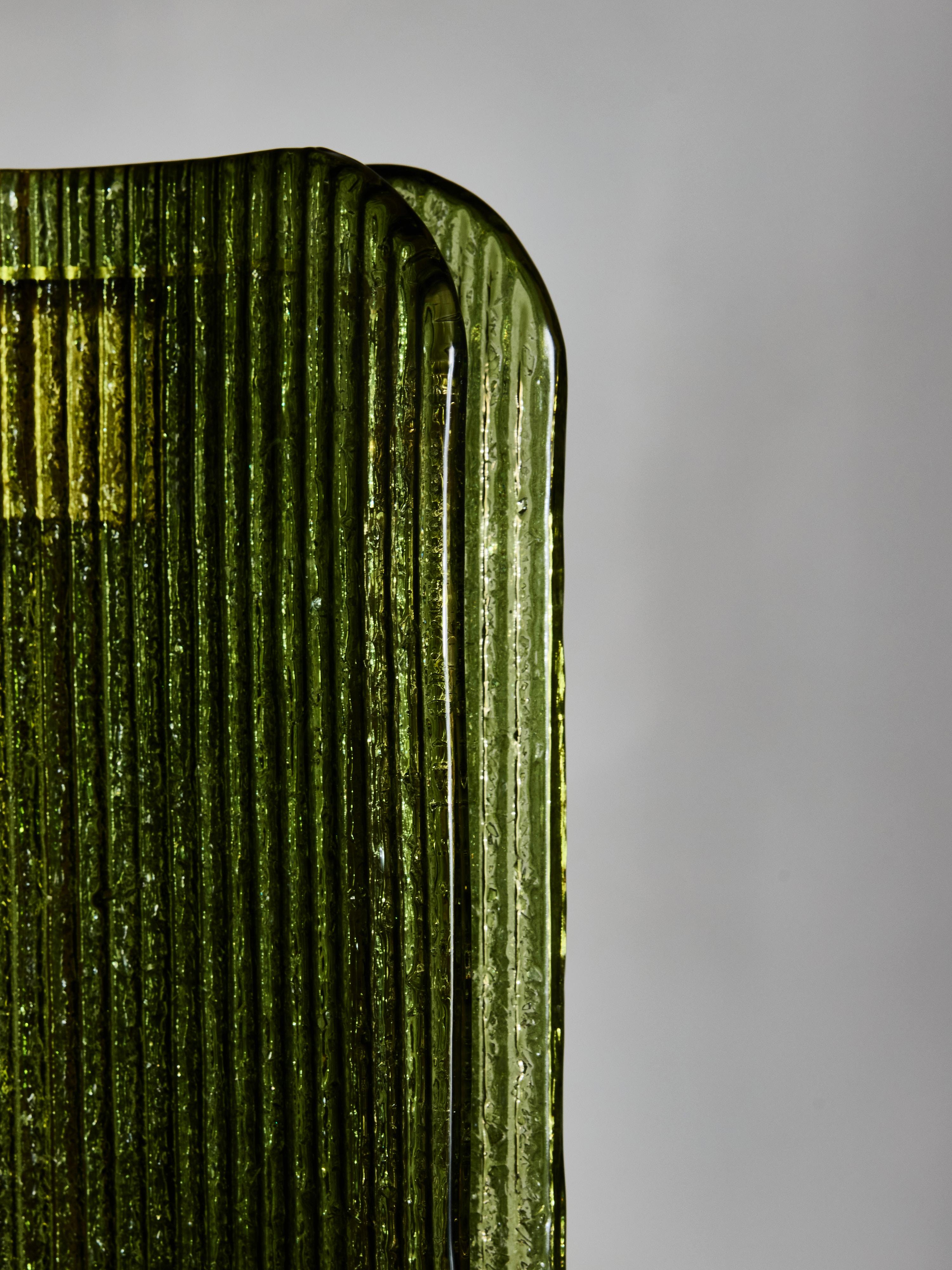 Colgante de cristal de Murano texturado y latón en color verde Italiano en venta