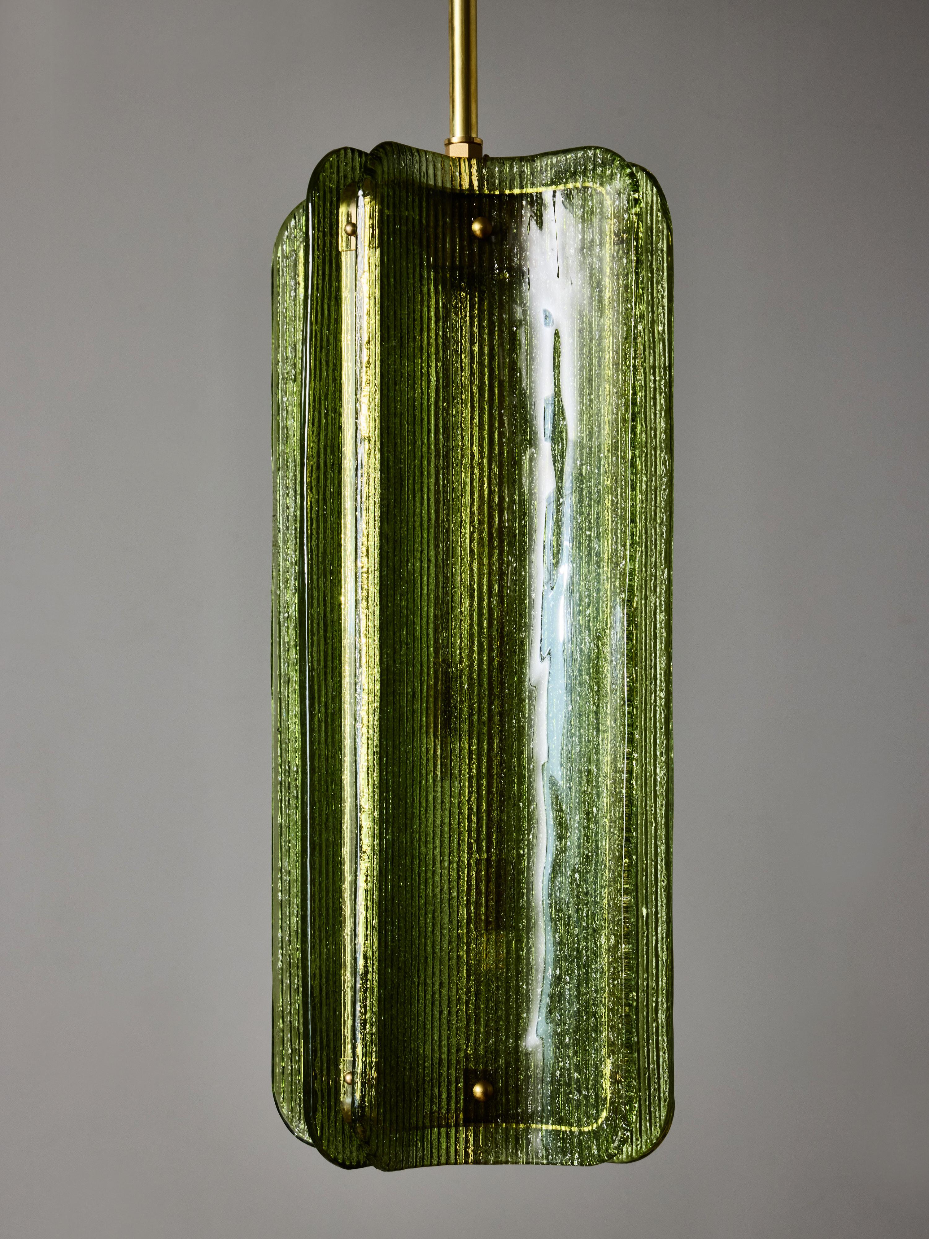 Colgante de cristal de Murano texturado y latón en color verde en Nuevo estado para la venta en Saint-Ouen, IDF