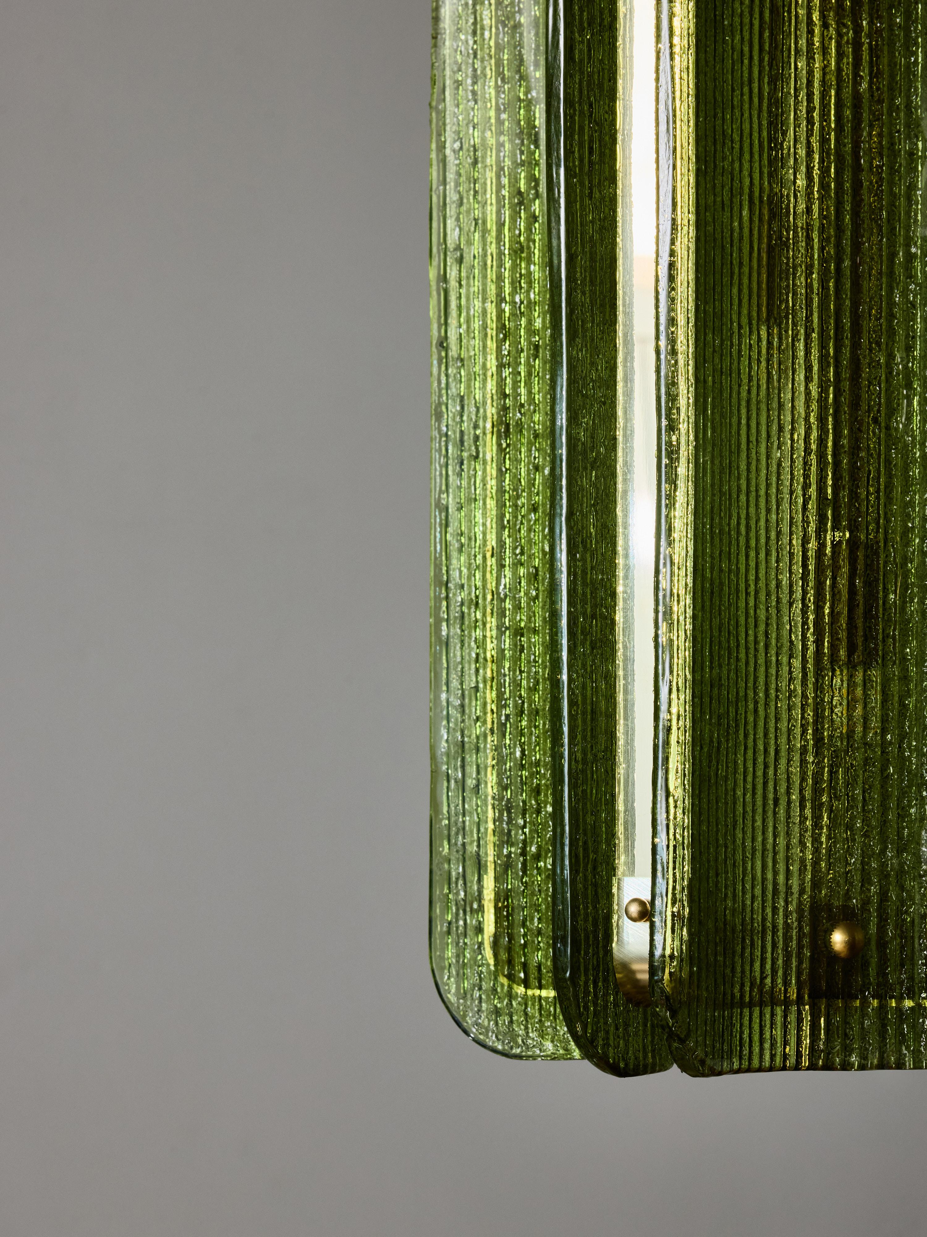 Colgante de cristal de Murano texturado y latón en color verde Siglo XXI y contemporáneo en venta